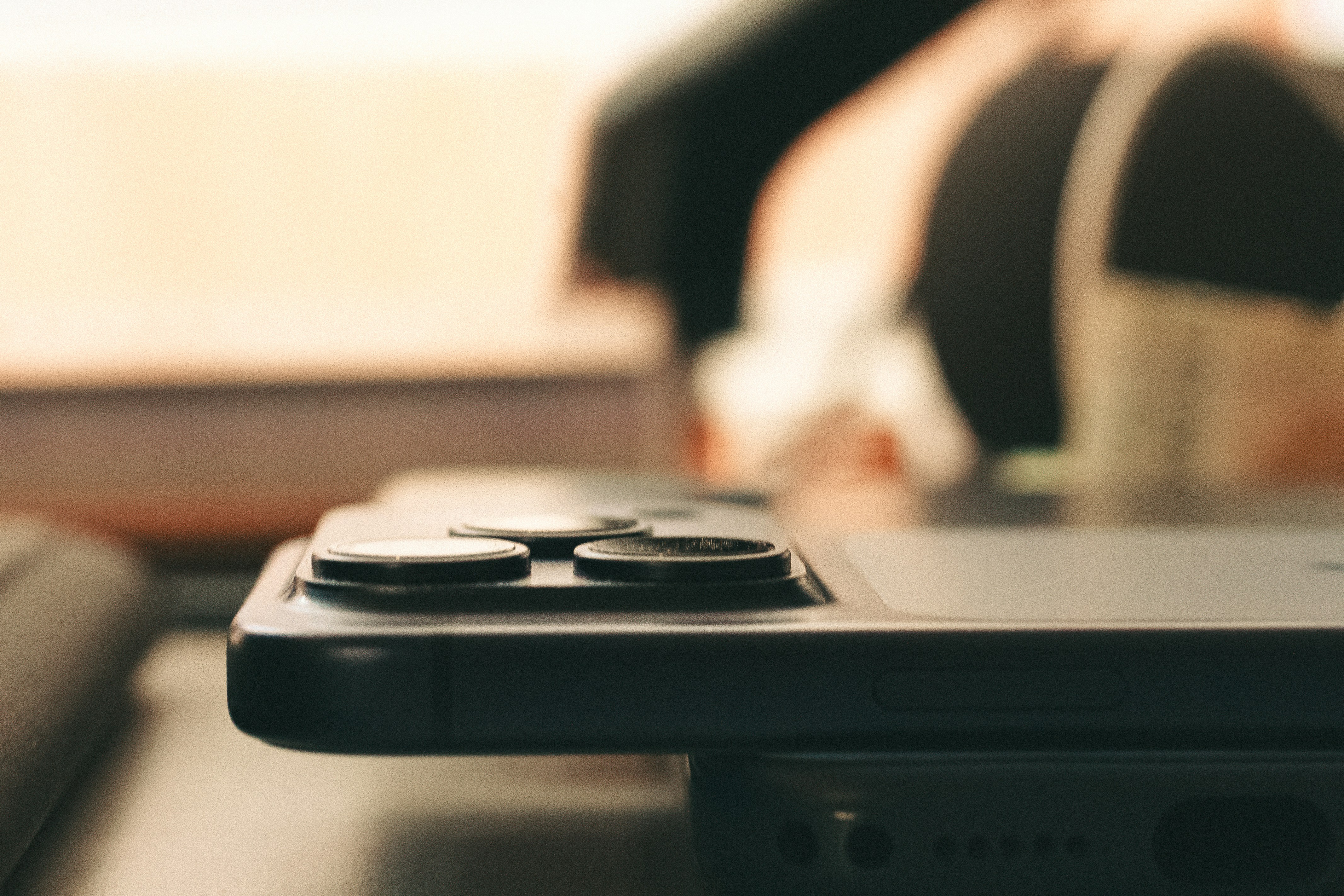 Pocket Hybrid Rig 2026: Building a Backpack‑Ready Capture Studio for Creators on the Move