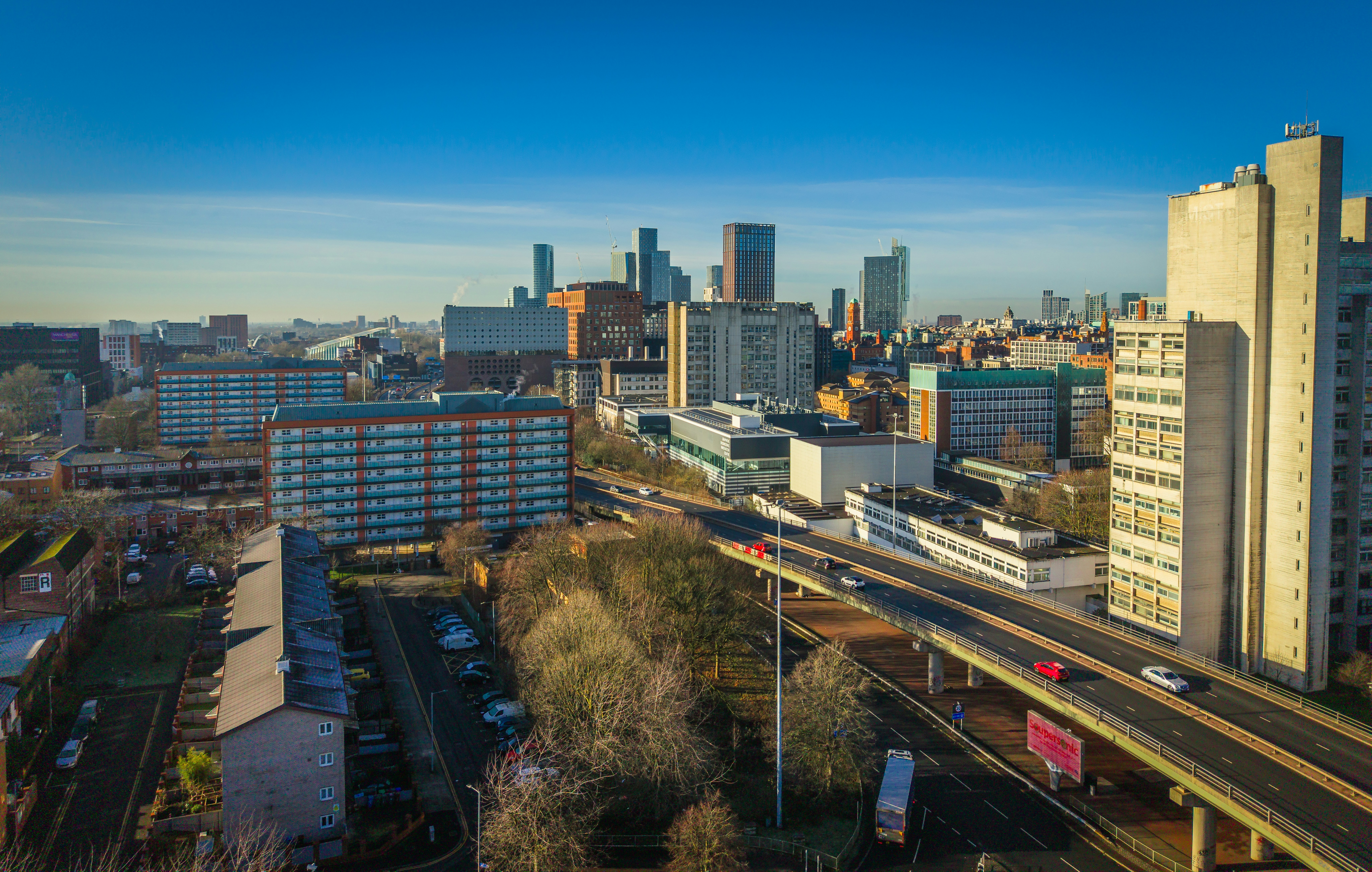 Stadtsilhouette mit Hochstraße und Gebäuden
