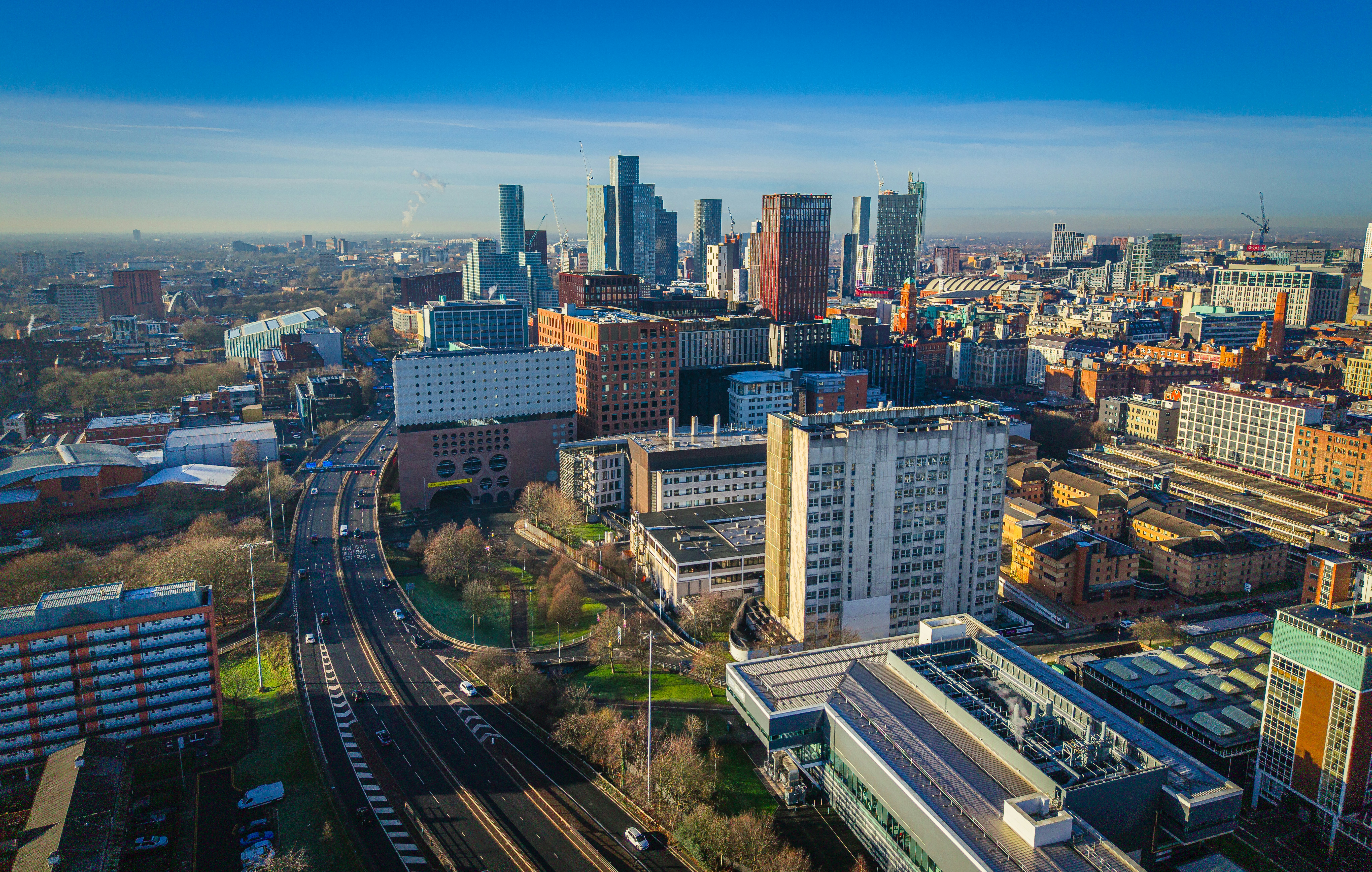 Moderne Stadtlandschaft mit Wolkenkratzern und belebten Straßen