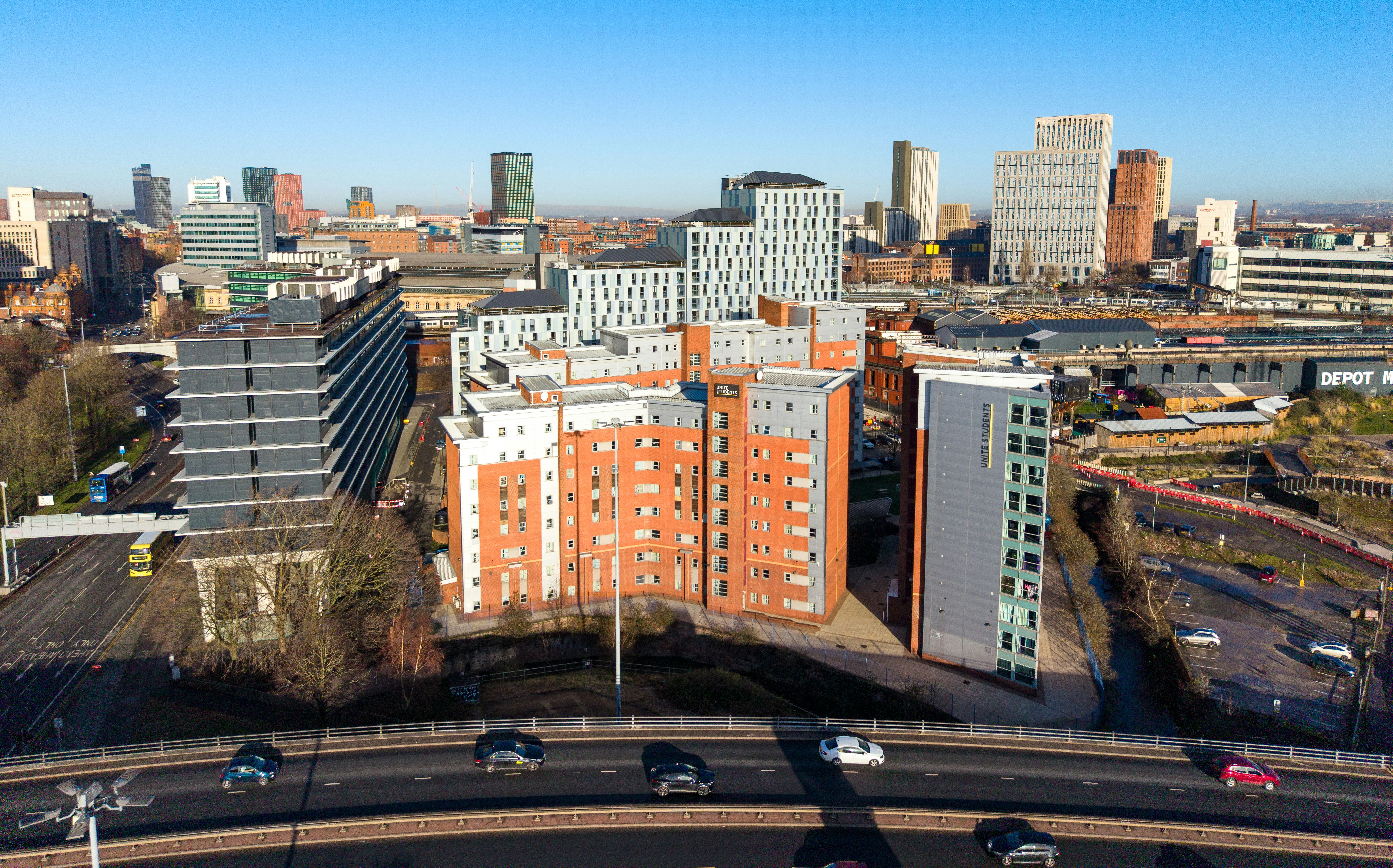 Moderne Stadtsilhouette mit Wohngebäuden und Autobahn.