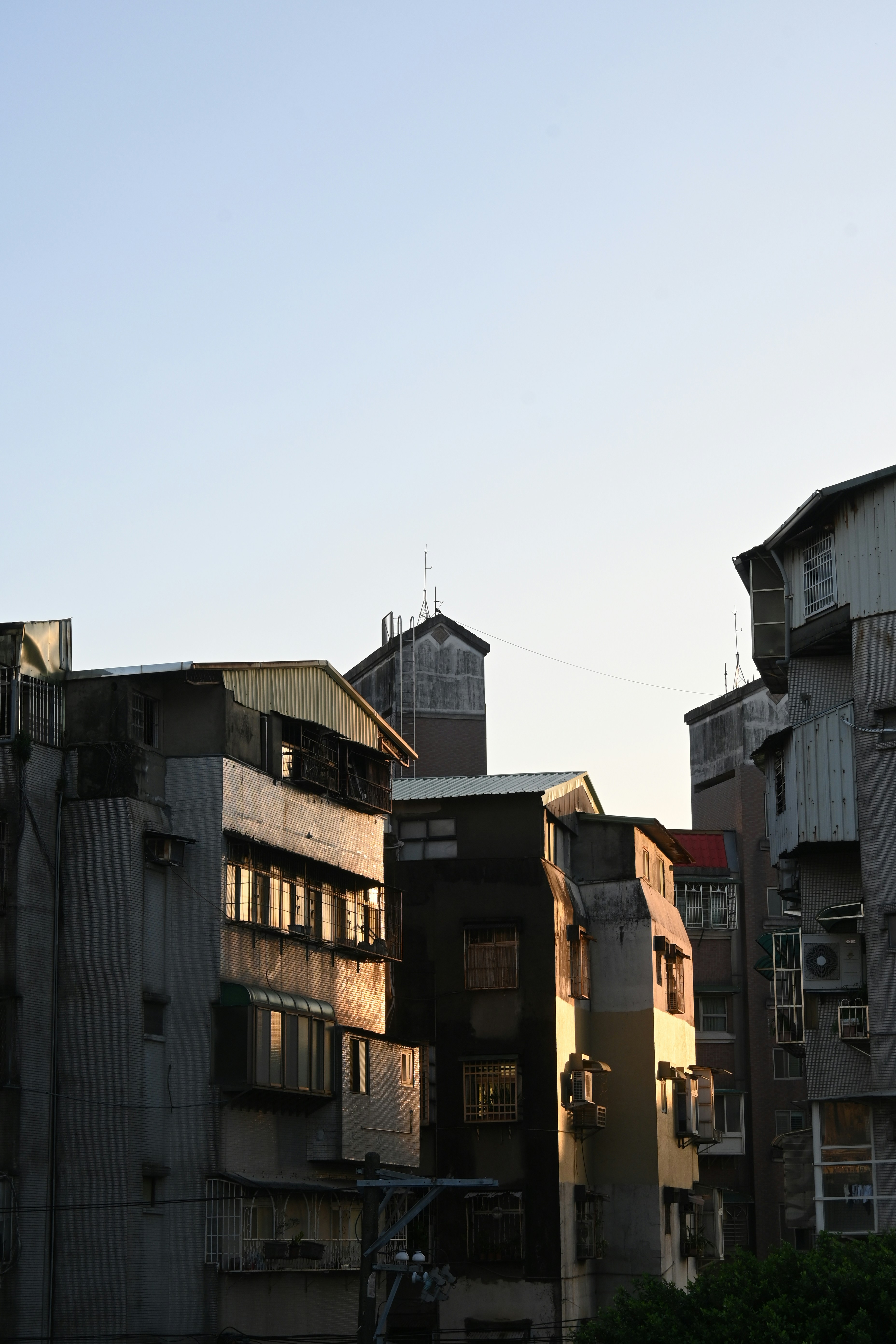 Palazzi illuminati dalla calda luce del tramonto.