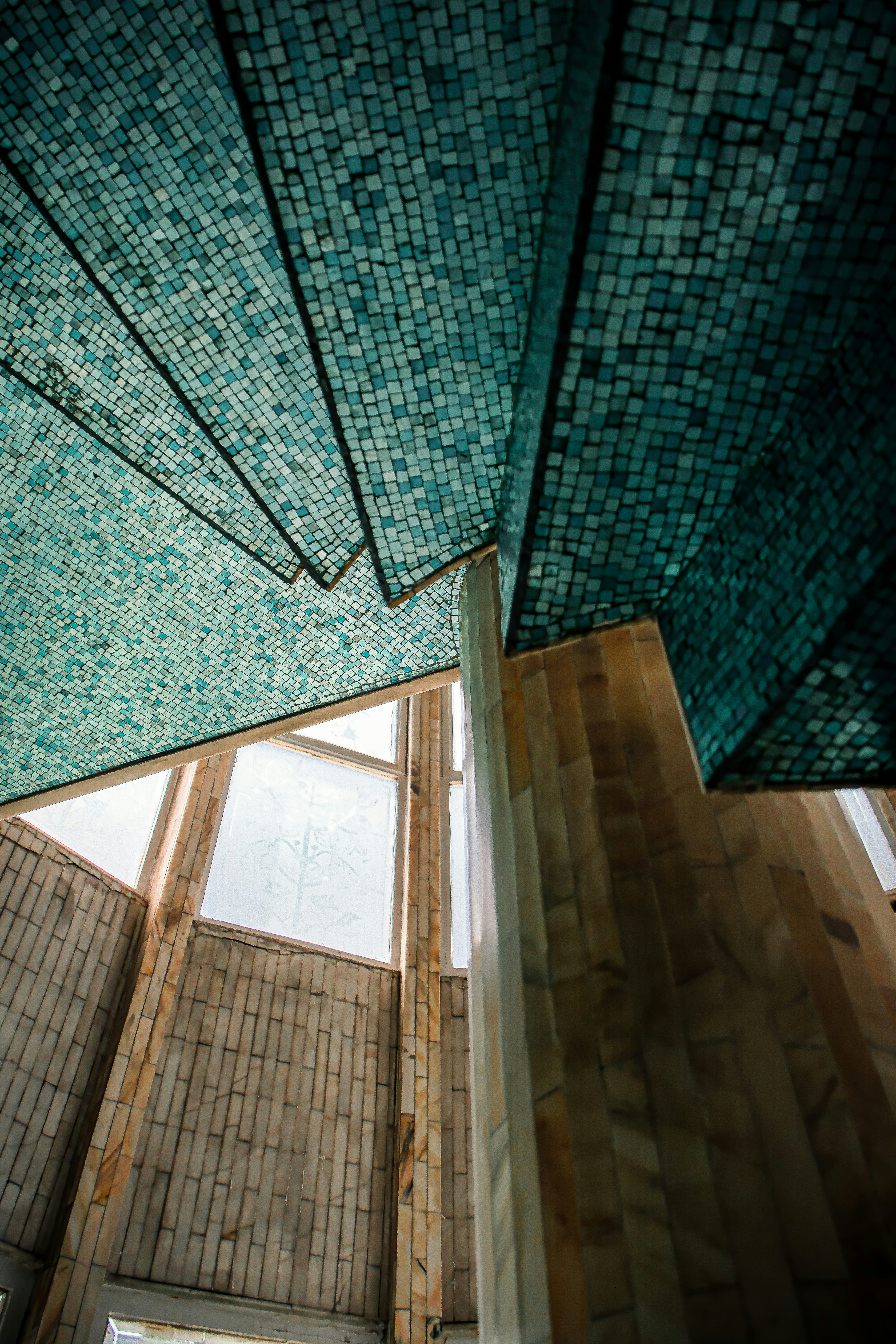 La scala piastrellata sale oltre pareti e finestre testurizzate