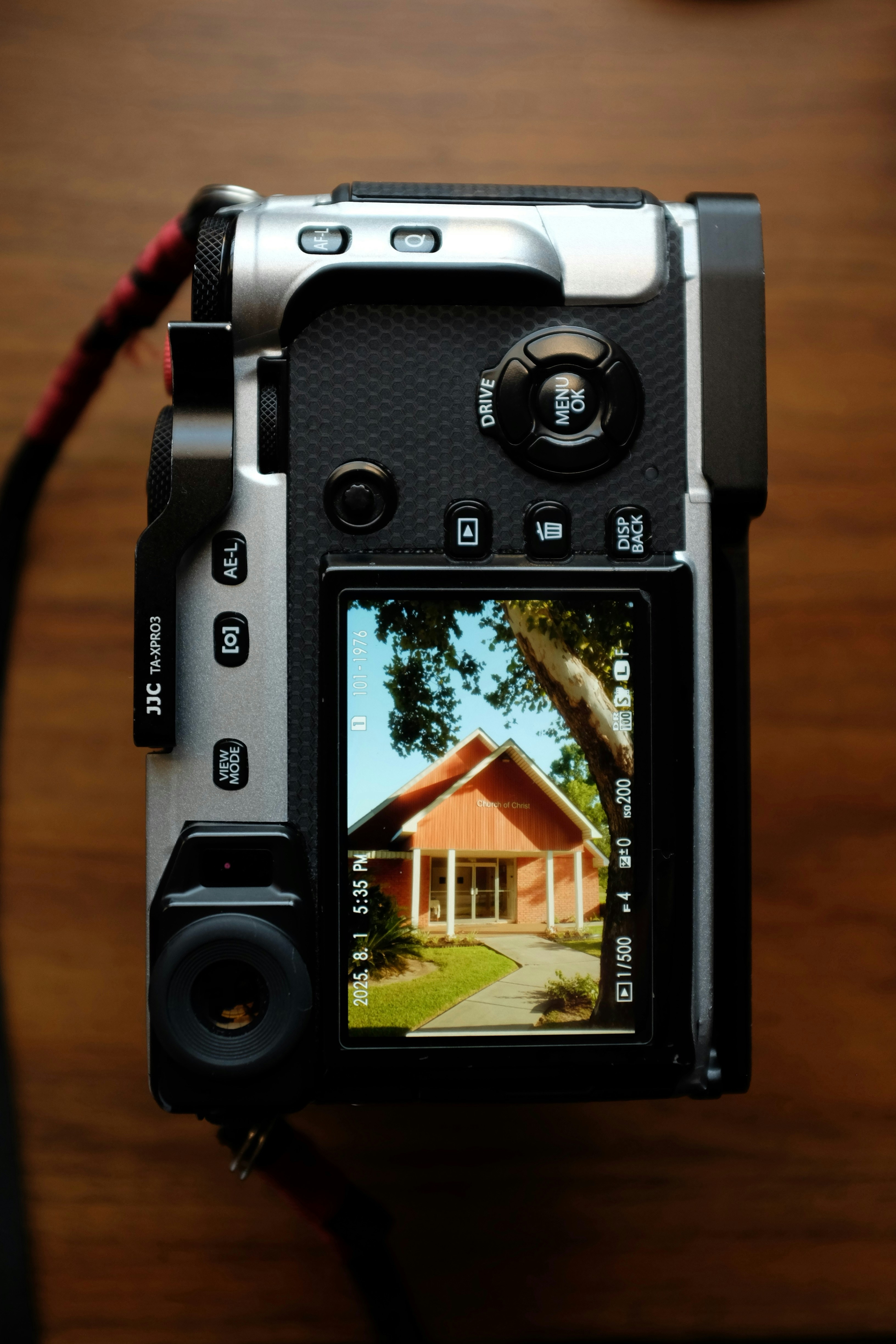 Digital camera screen shows a house exterior.