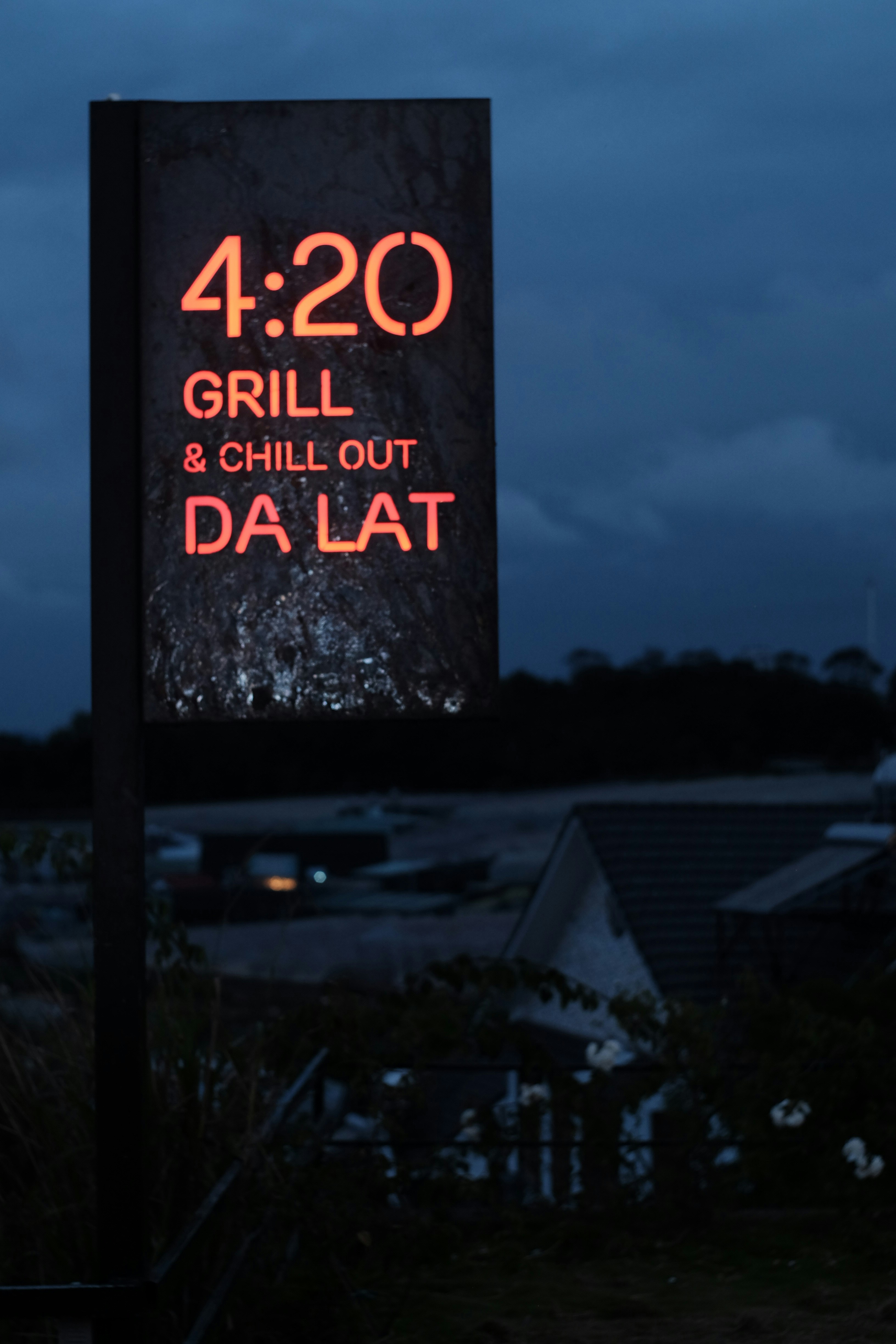 Le panneau illuminé indique 4h20 grill & chill out da lat