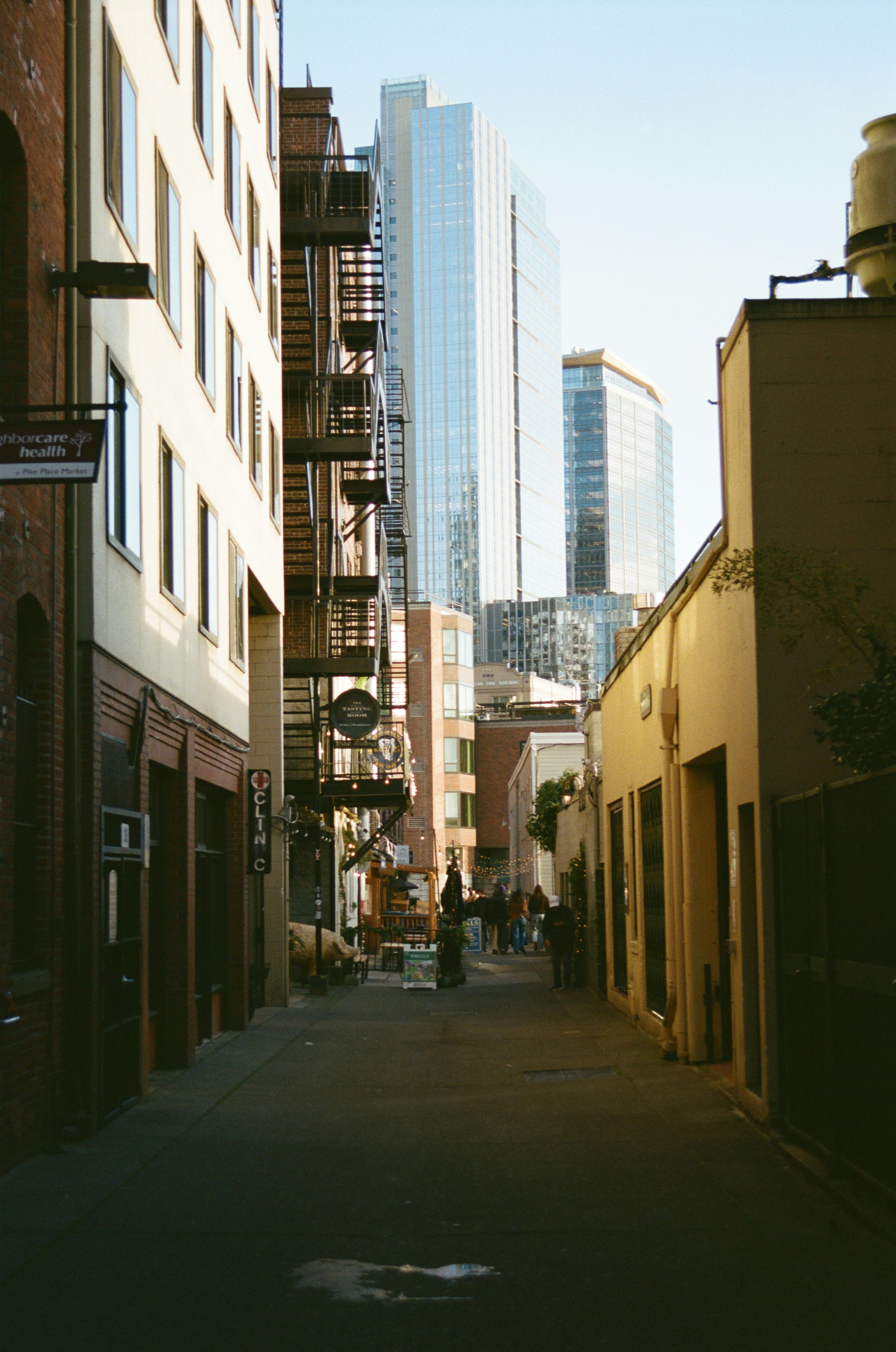 Vicolo stretto tra edifici con grattacieli moderni sullo sfondo