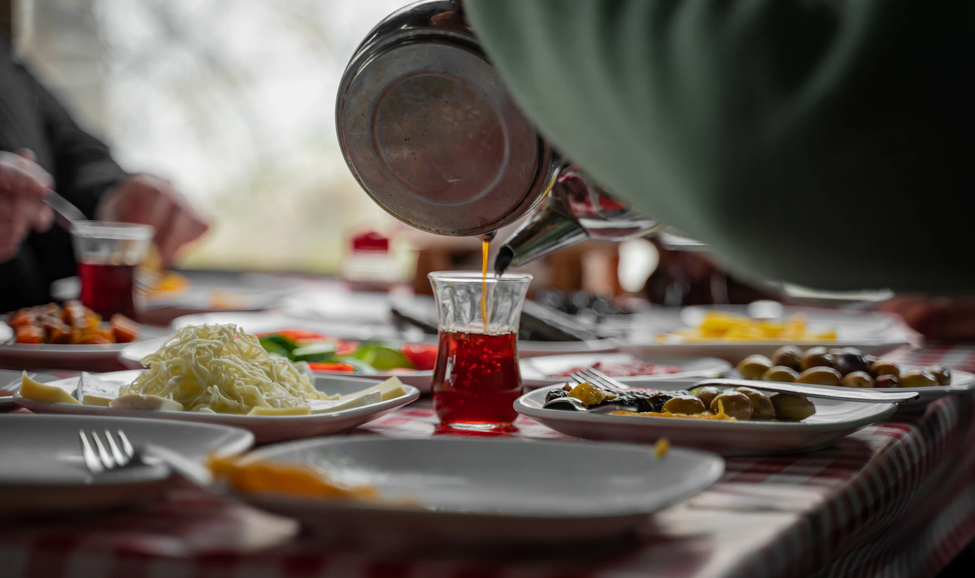 Bereket Kahvaltı Evi serpme kahvaltı sofrası