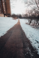 Ein gestreuter Weg entlang eines Mehrfamilienhauses