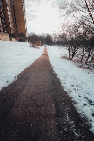 Ein gestreuter Weg entlang eines Mehrfamilienhauses