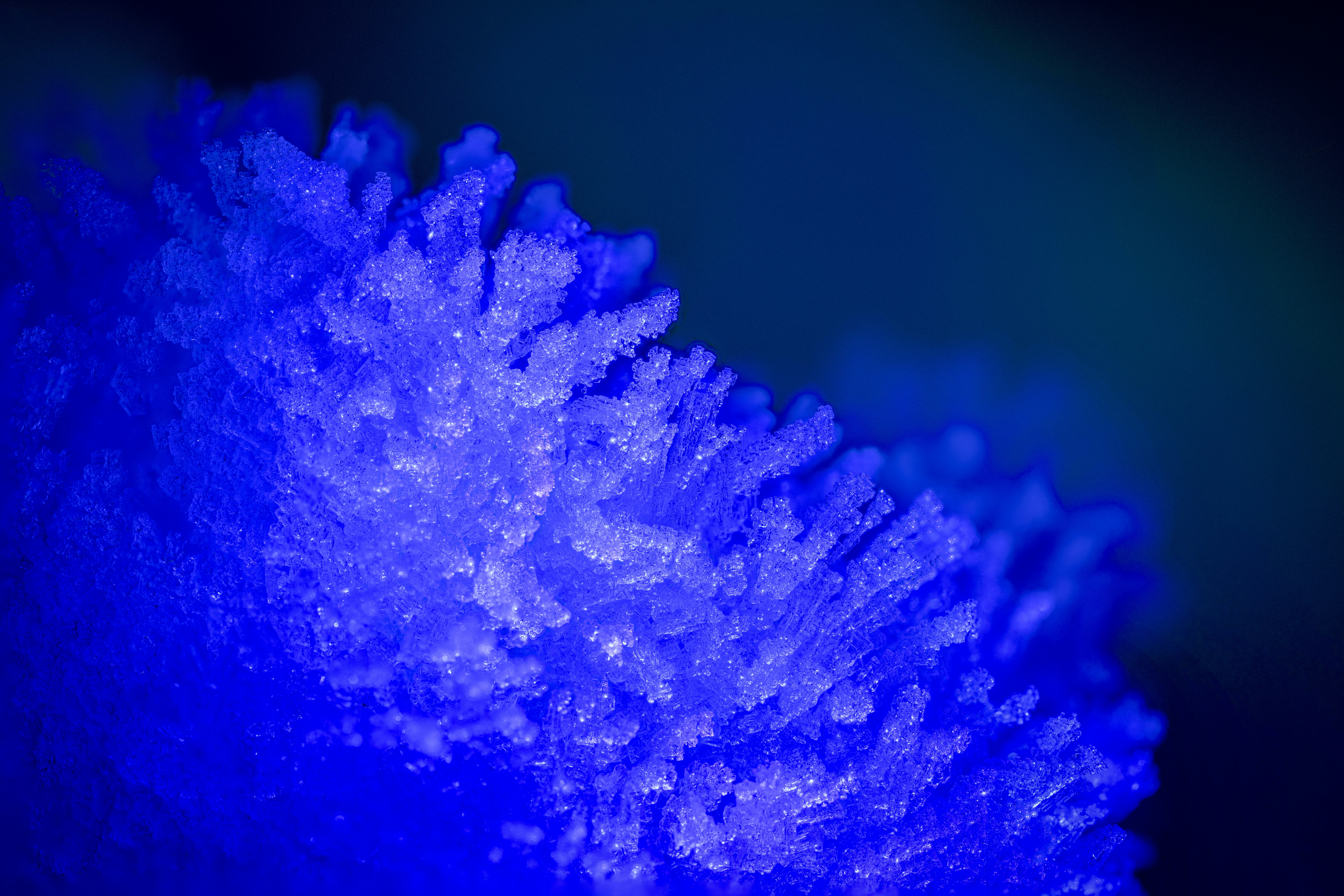 Primer plano de cristales azules bajo luz.