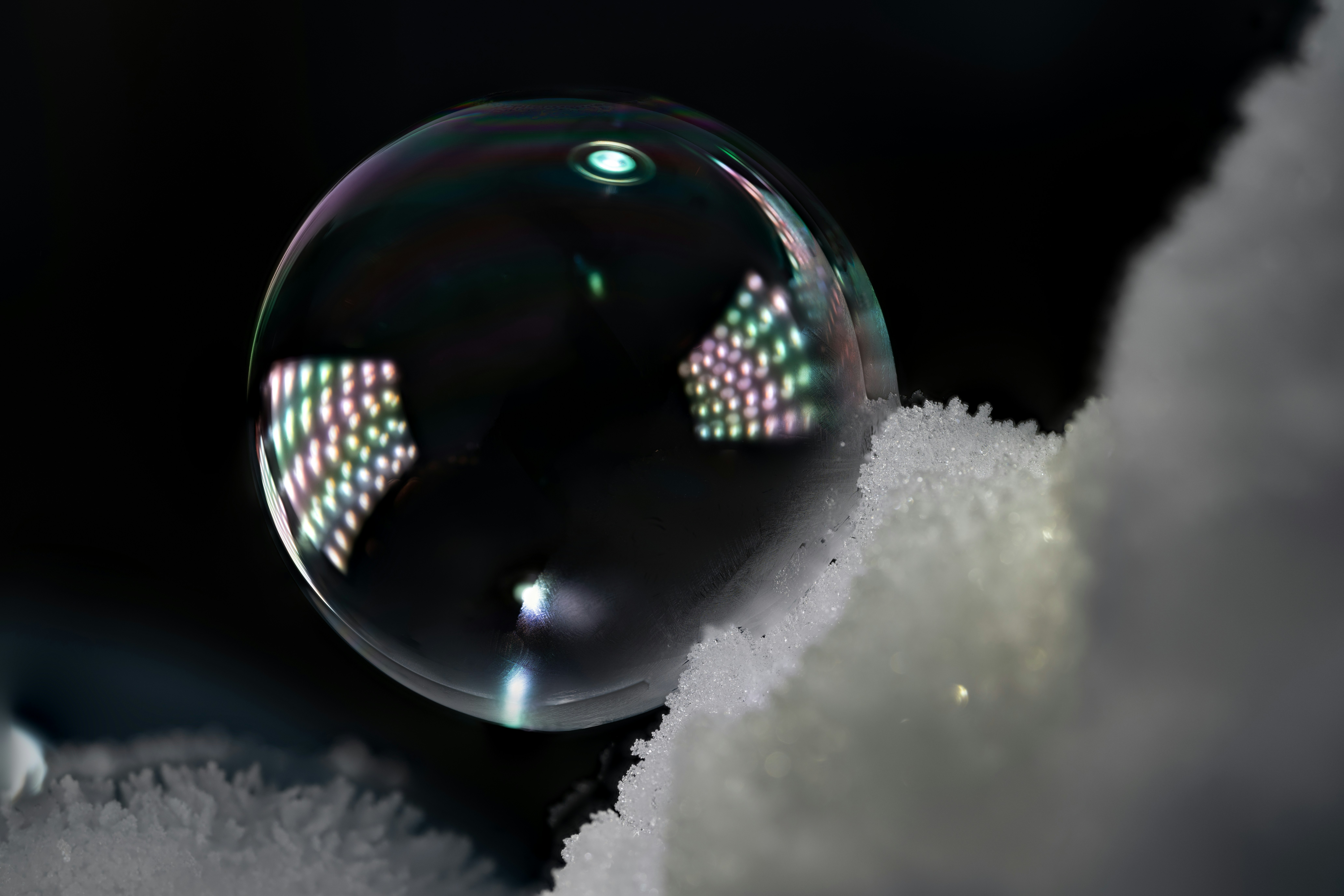 Una burbuja descansando sobre la nieve con reflejos
