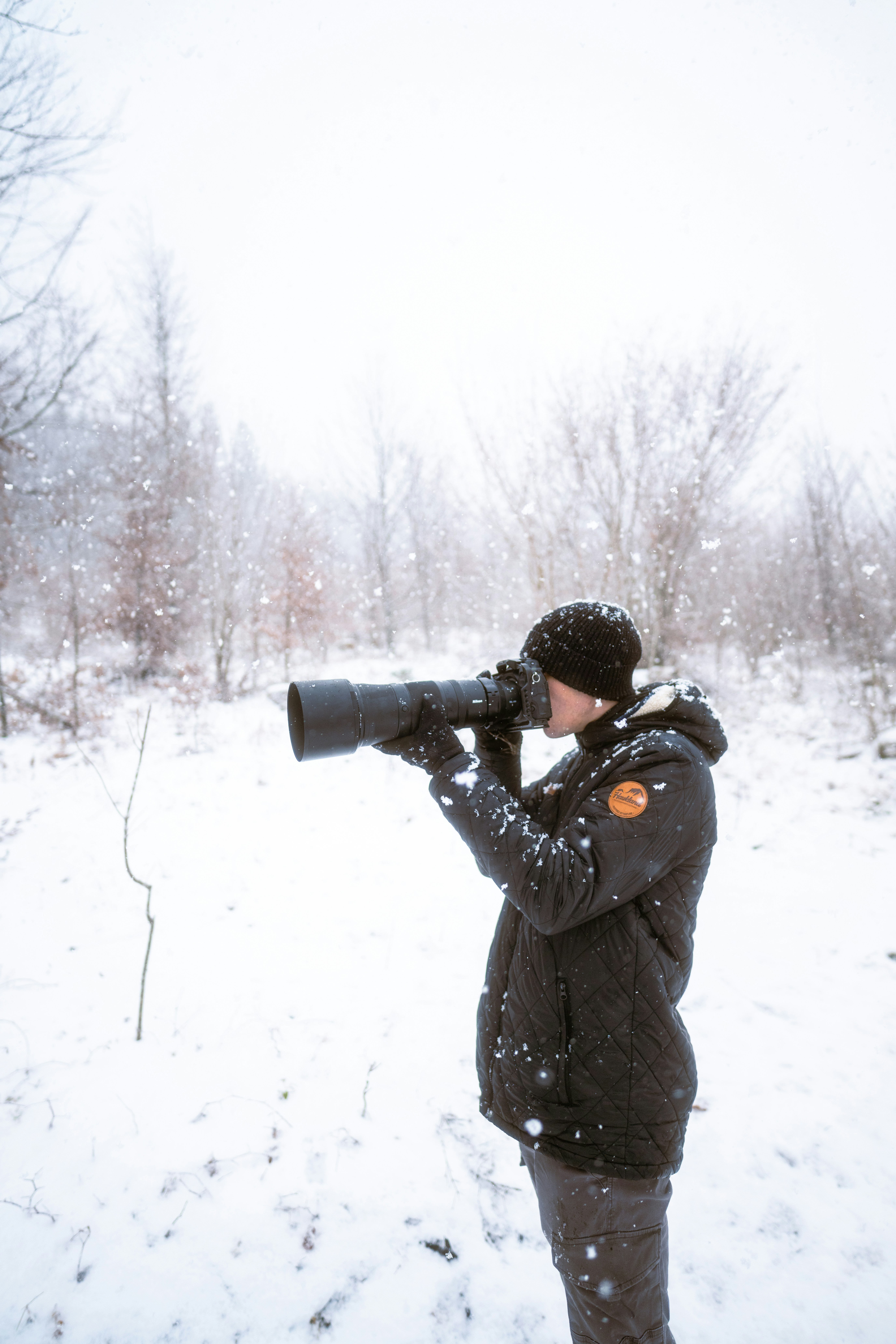 Persona con cámara en un bosque nevado