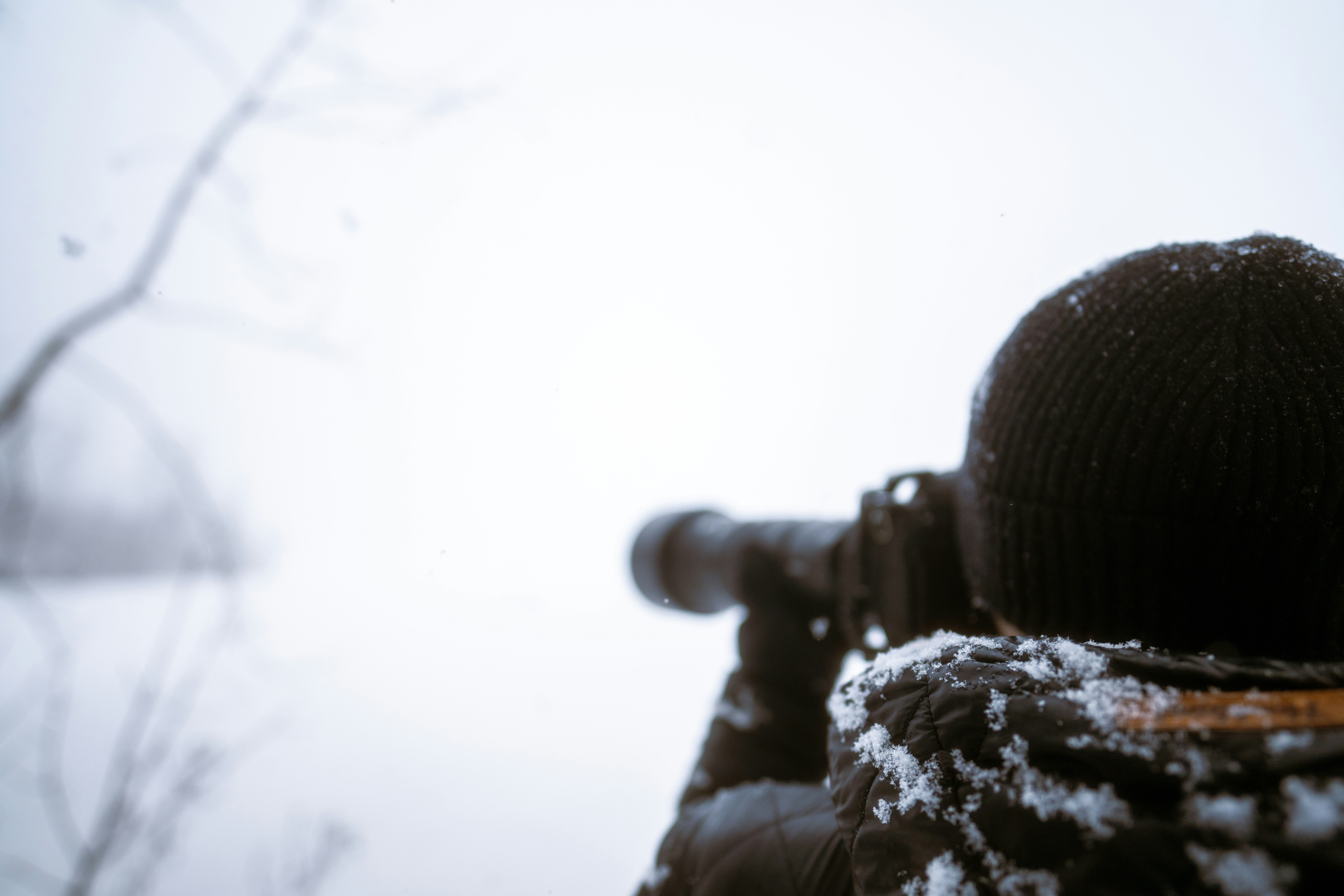 Persona con cámara en un paisaje nevado