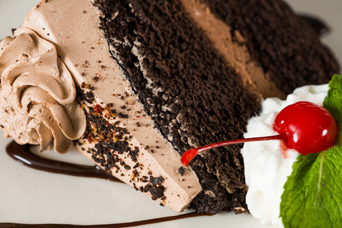 How Do You Create the Ultimate Layered Chocolate Cake Experience?