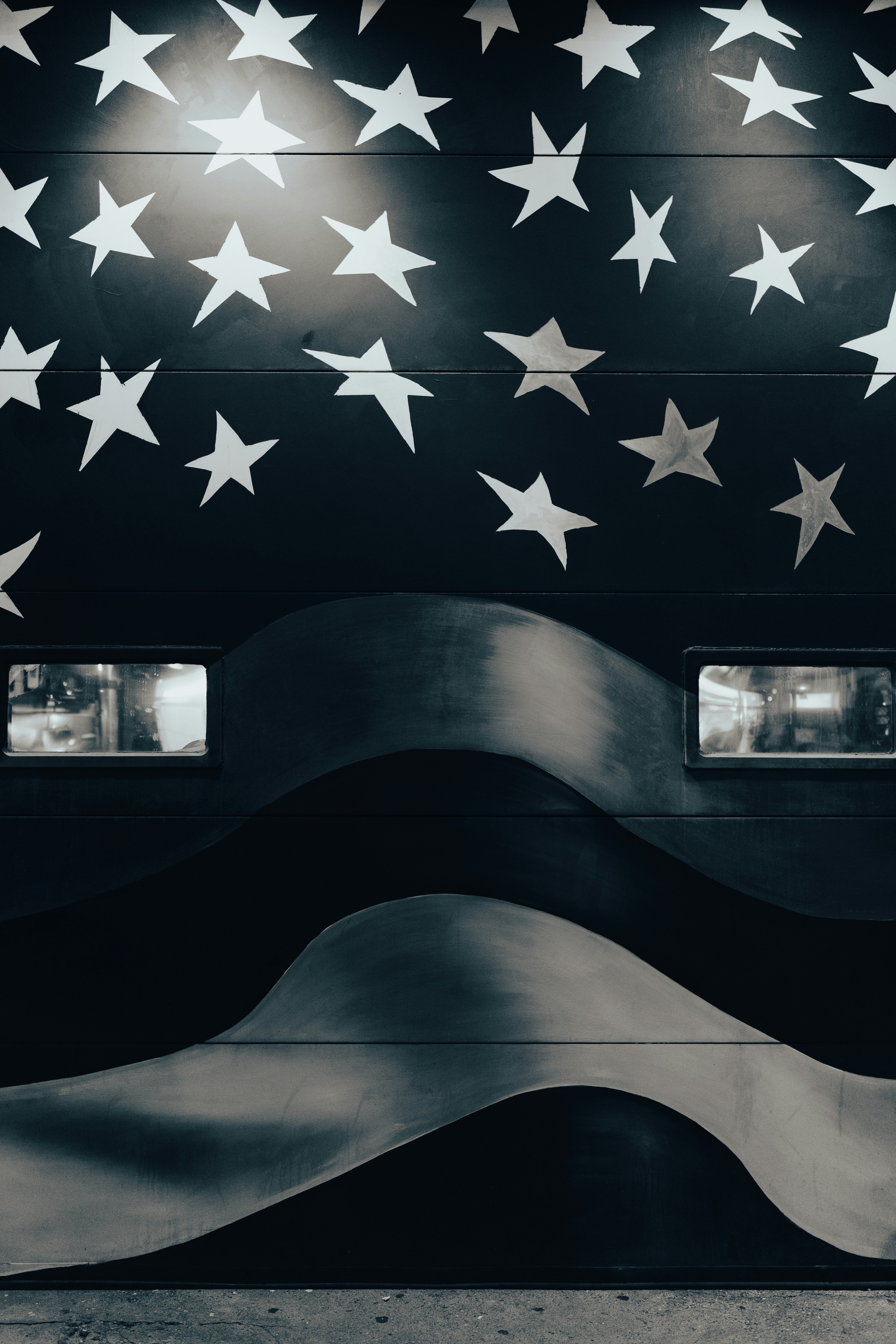 Fresque en noir et blanc avec étoiles et lignes ondulées