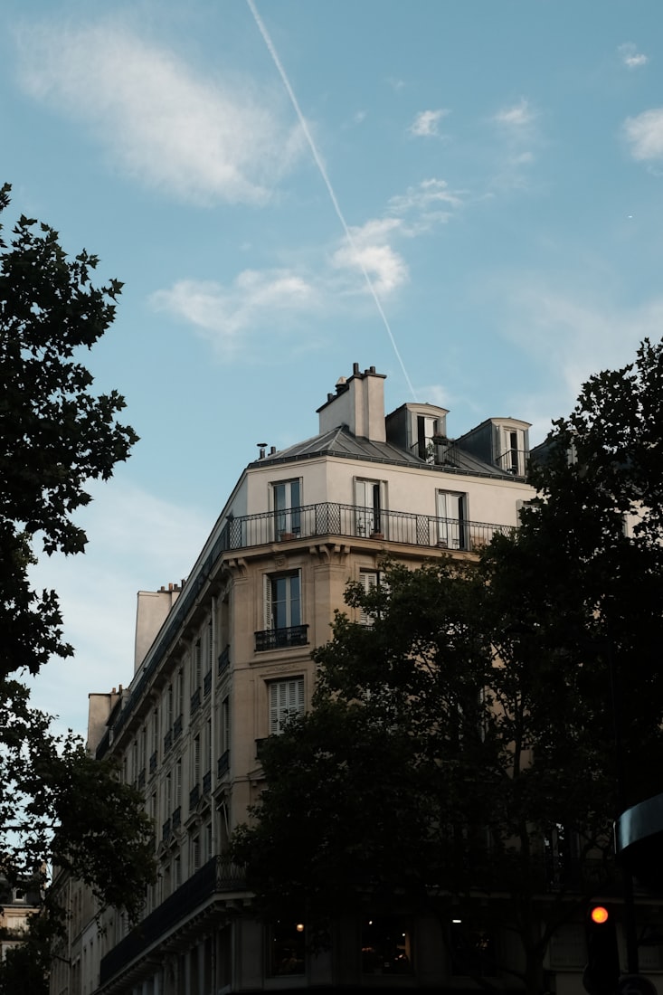 Façade d'un immeuble haussmannien parisien avec ses balcons filants