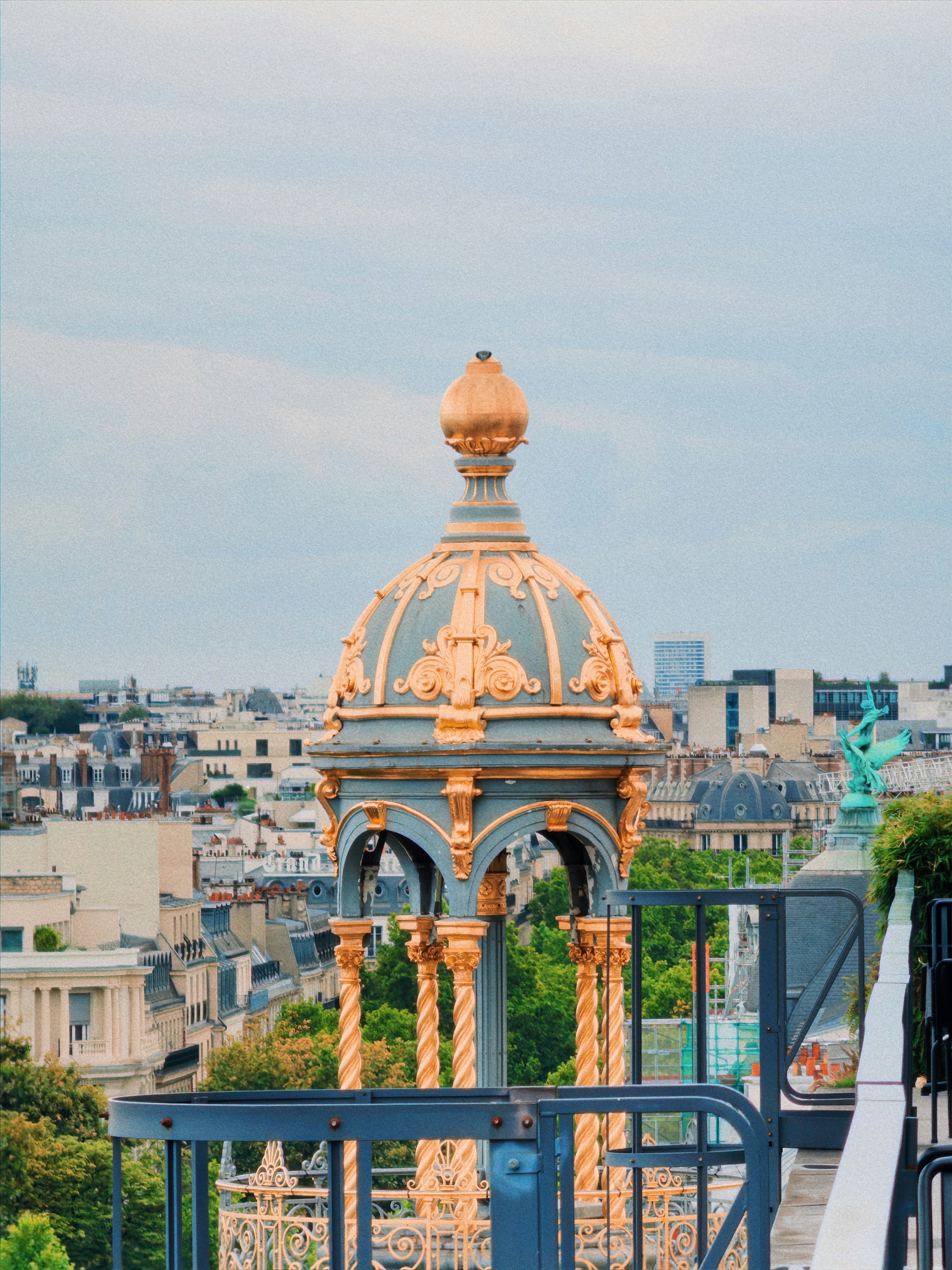 gold balcony decor, wallpaper, Gold Accent Balcony: Bright & Airy Design Ideas 5