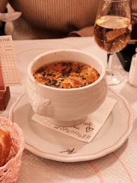 Soupe à l'oignon gratinée — grand classique de brasserie parisienne