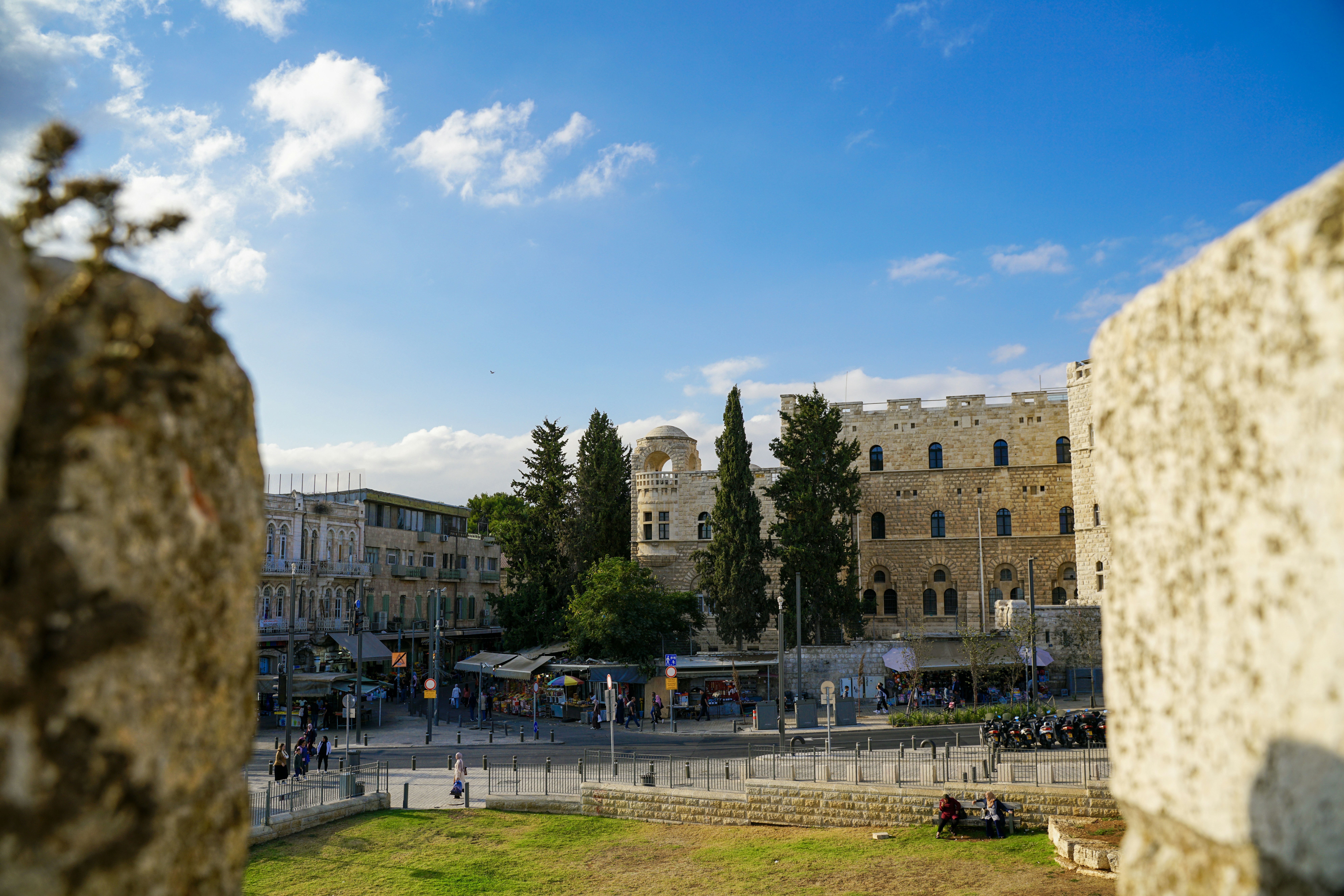 Vue ensoleillée sur les bâtiments en pierre ancienne de la ville de Jérusalem sous un ciel lumineux et dégagé.