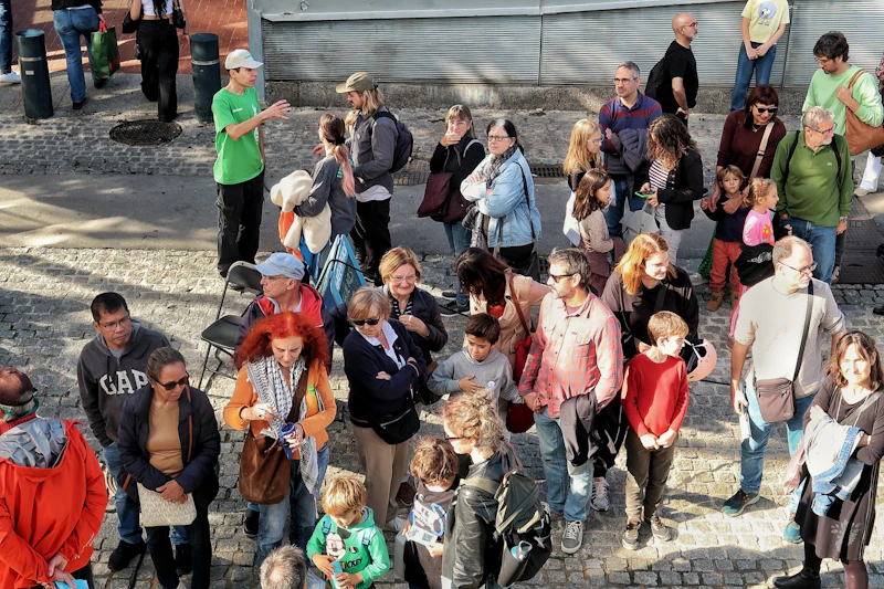 Grupo diverso de personas reunidas como representación de una sociedad plural