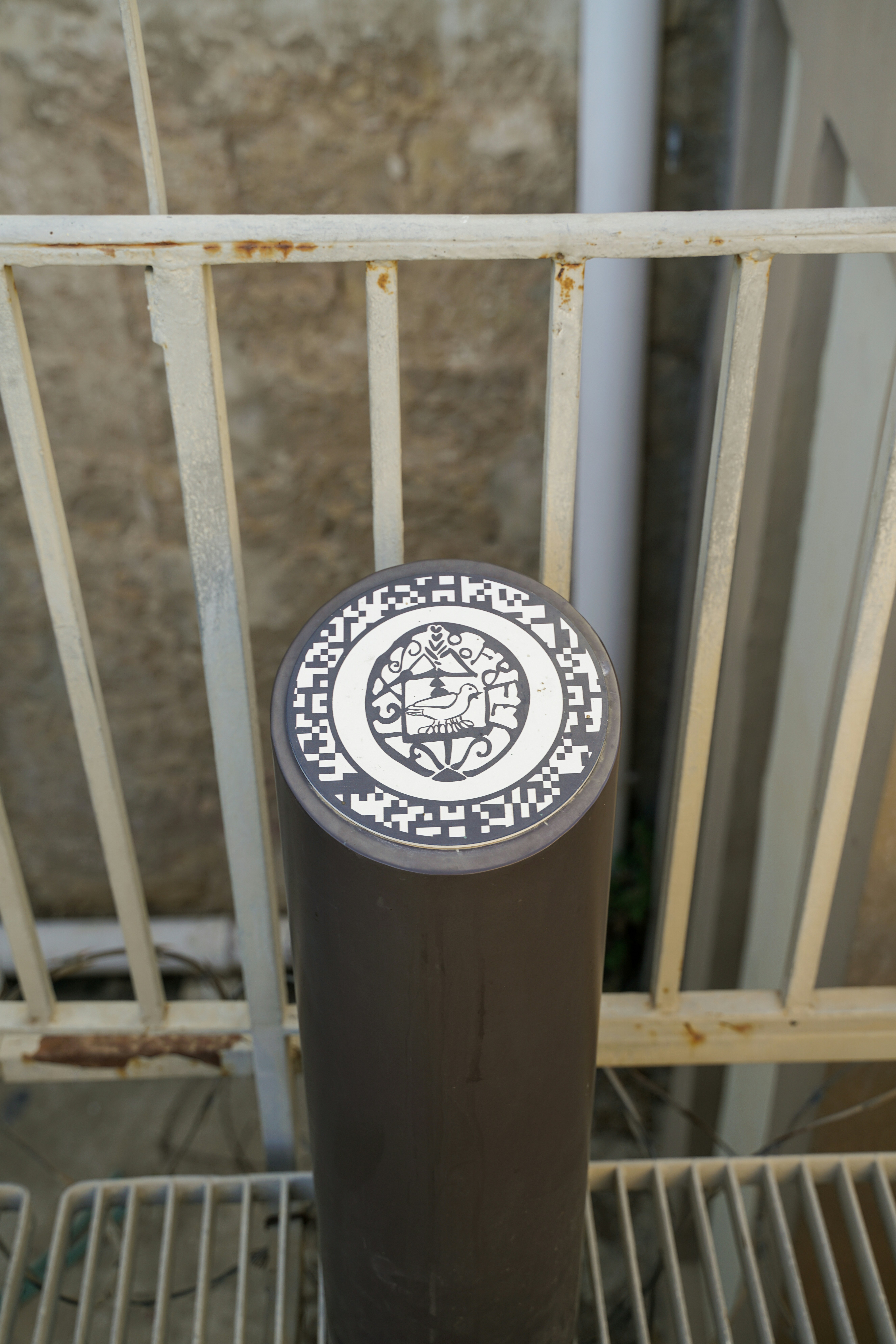 Emblème rond avec code QR et design central