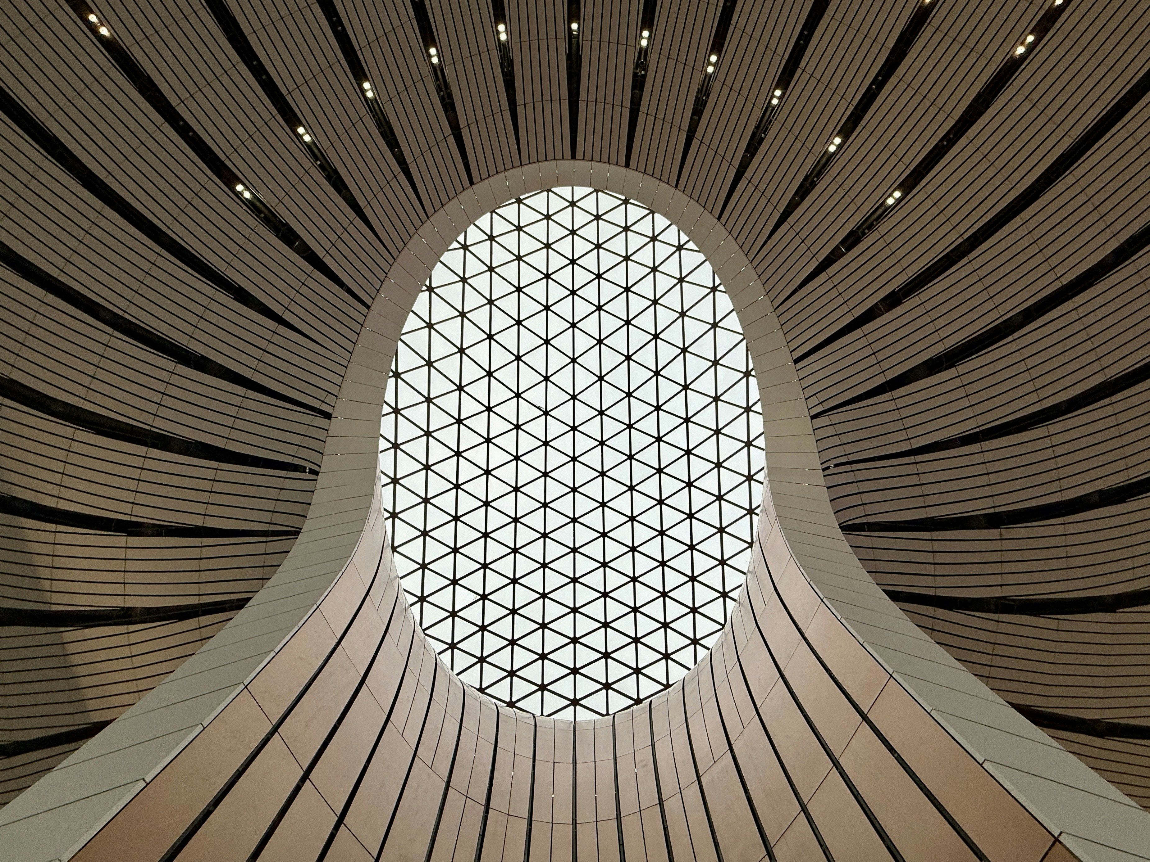 Techo arquitectónico moderno con tragaluz ovalada