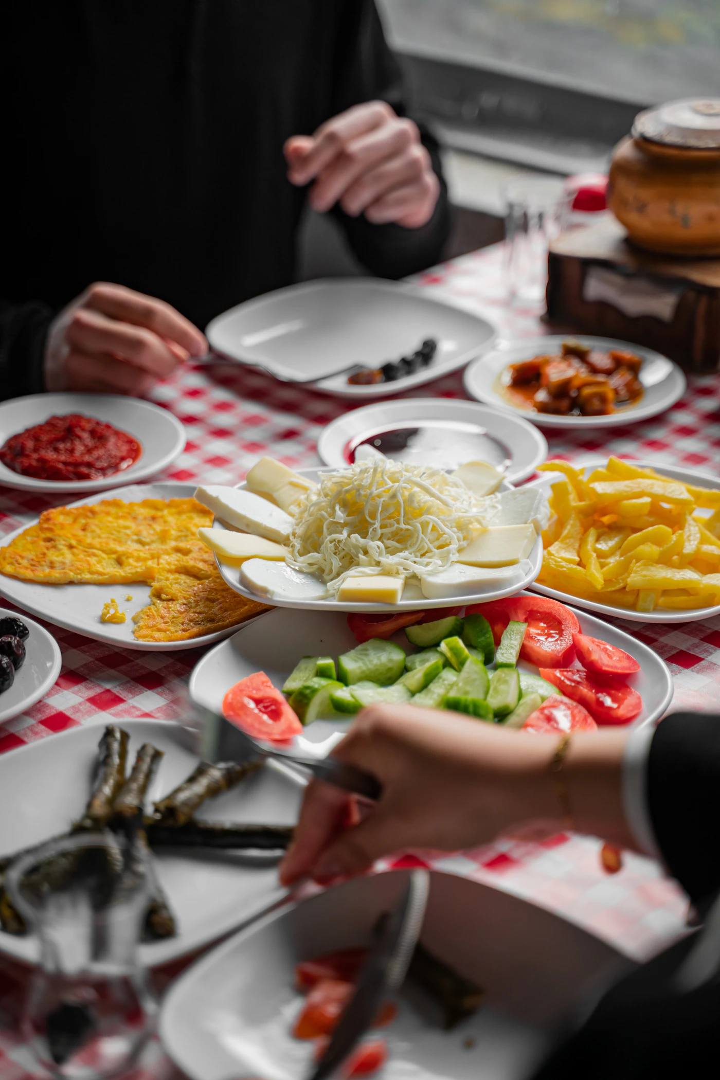Mesa de desayuno turco tradicional con quesos, huevos, aceitunas y panes, Turquía