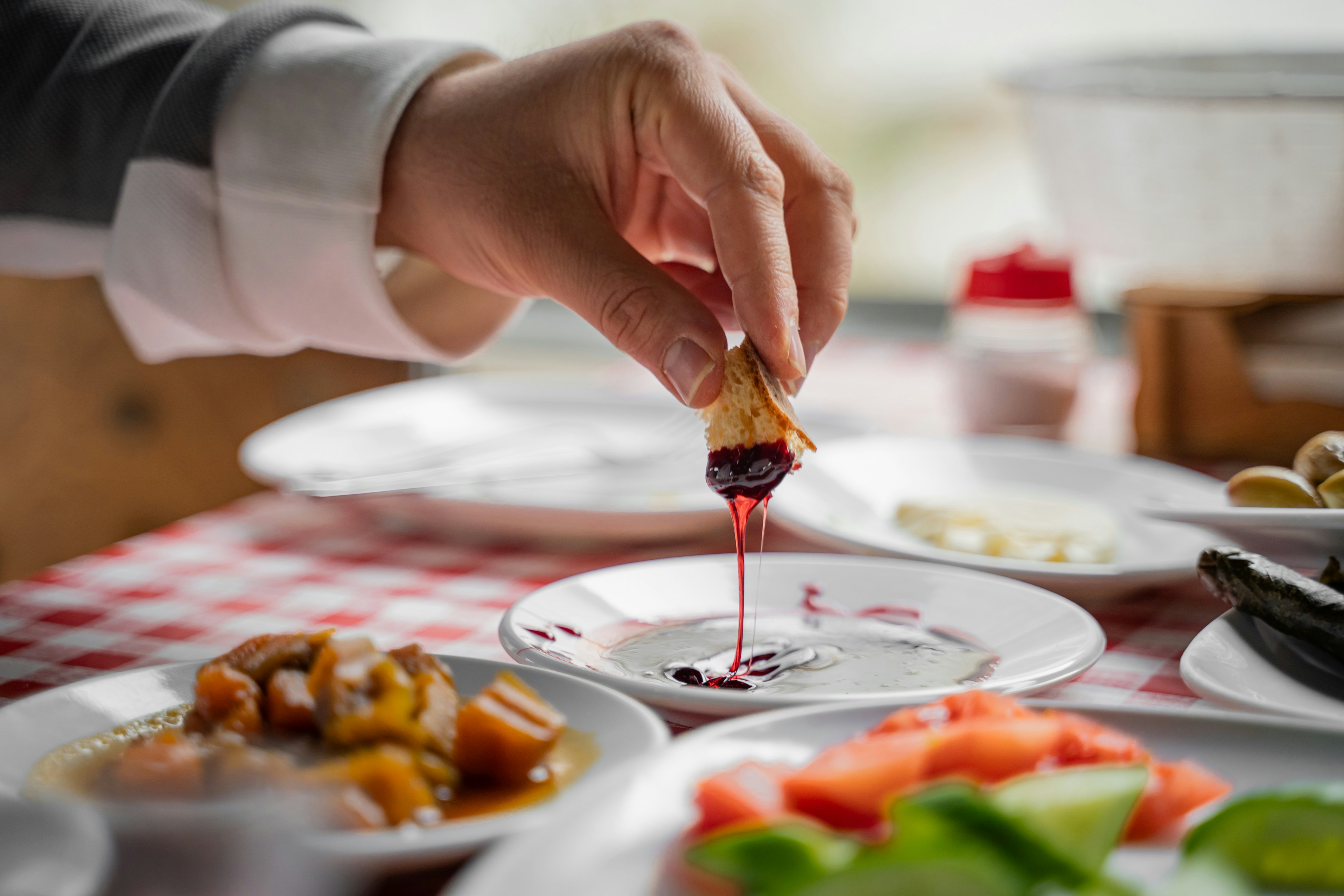 Best Olive Oil for Dipping Bread: What to Look For and Top Flavor Profiles