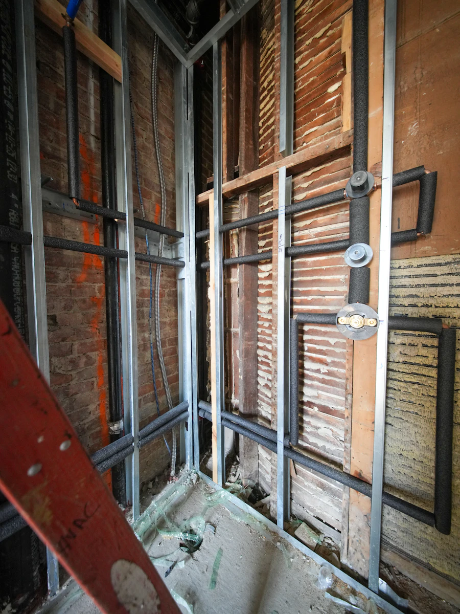 Plomberie rough-in — tuyauterie encastrée pendant la rénovation