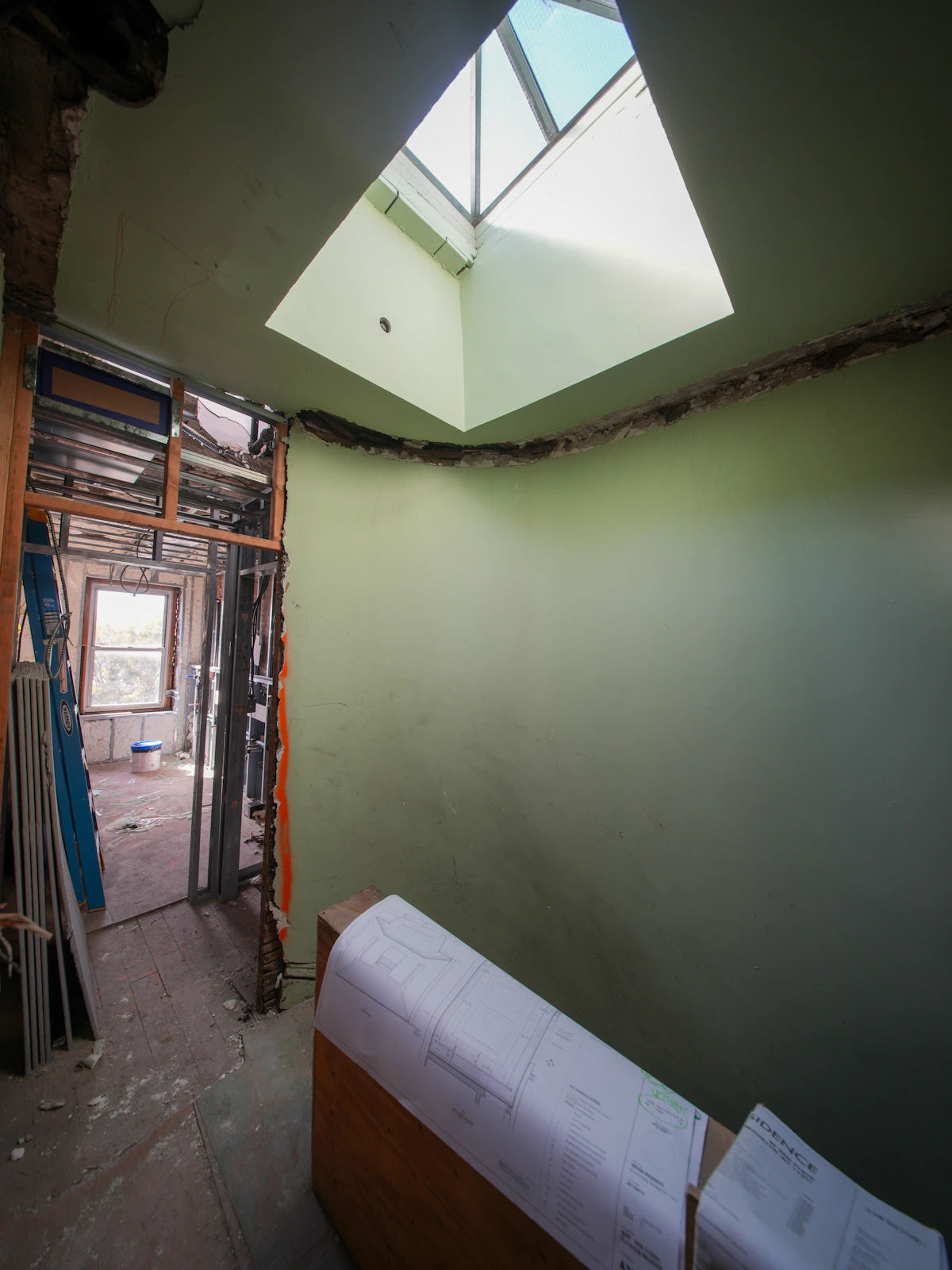 Intérieur en rénovation avec plans et lumière naturelle