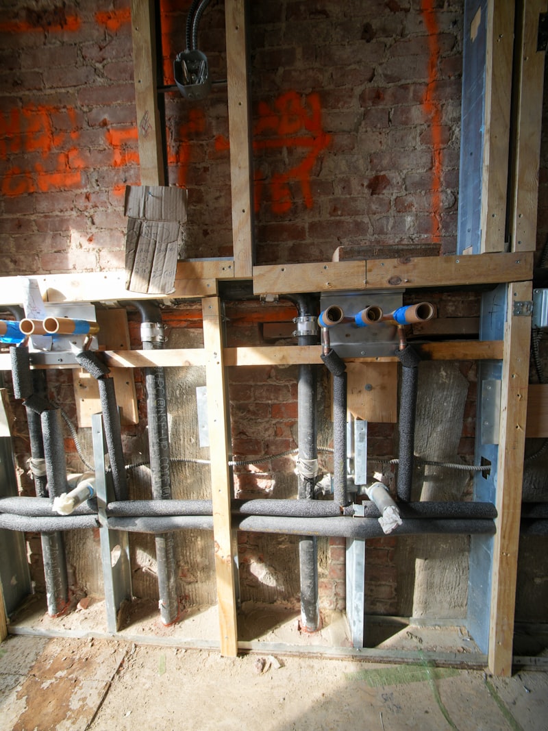 Leidingen en kabels in een open wand