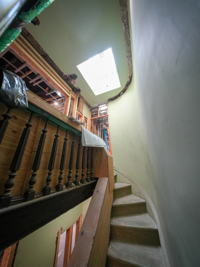 Gammel tretrapp i et hus under rehabilitering