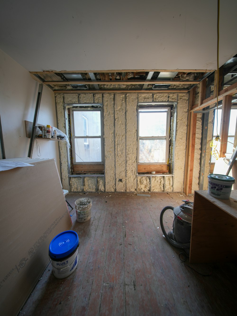 Chantier de rénovation avec structure à nu, après curage