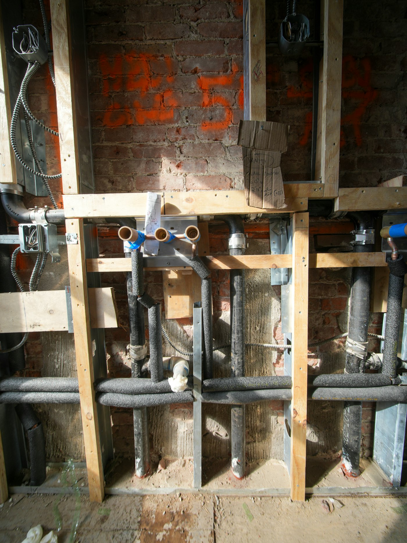Open muur met zichtbare leidingen