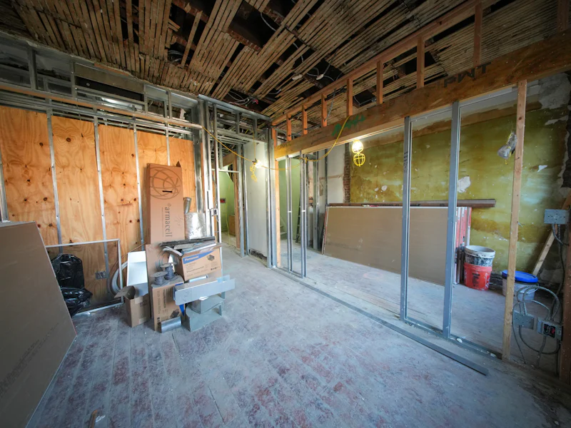Intérieur en cours de rénovation avec ossature apparente