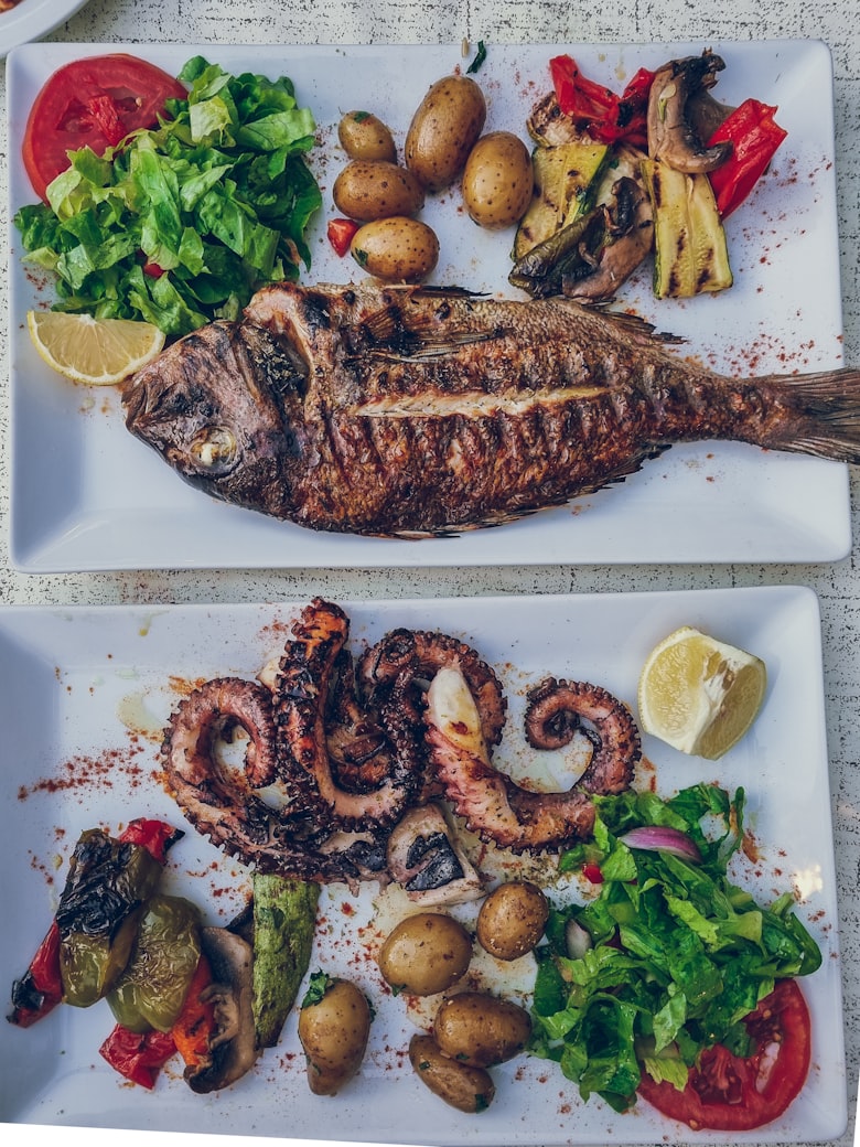 Gegrilde vis en octopus met groenten en salade