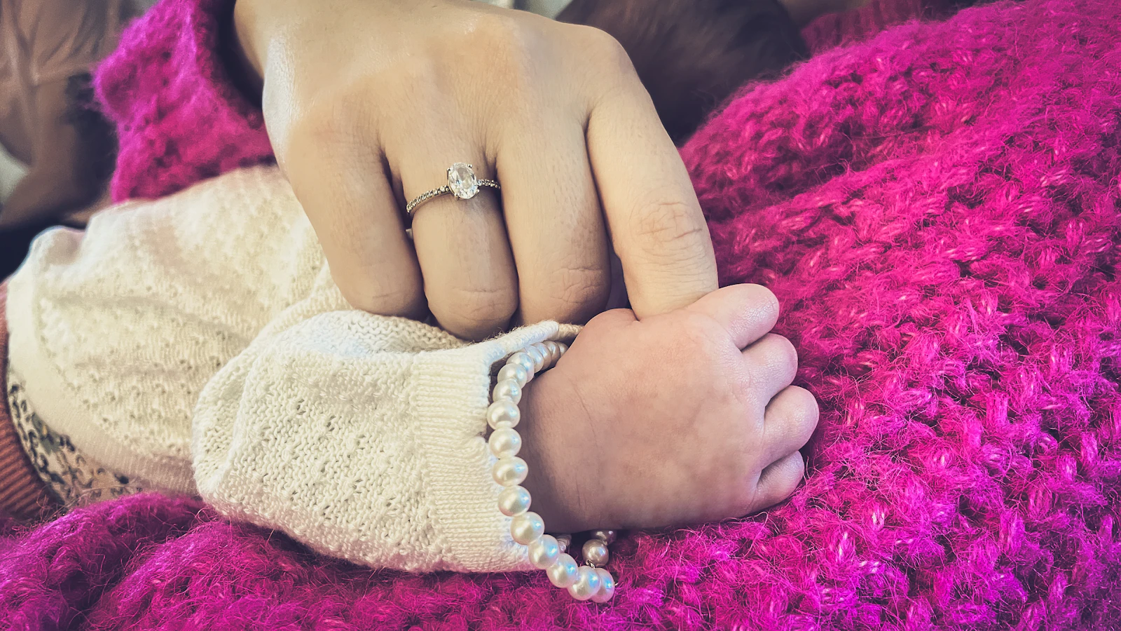 Detalle de una madre sosteniendo la mano de su bebé recién nacido
