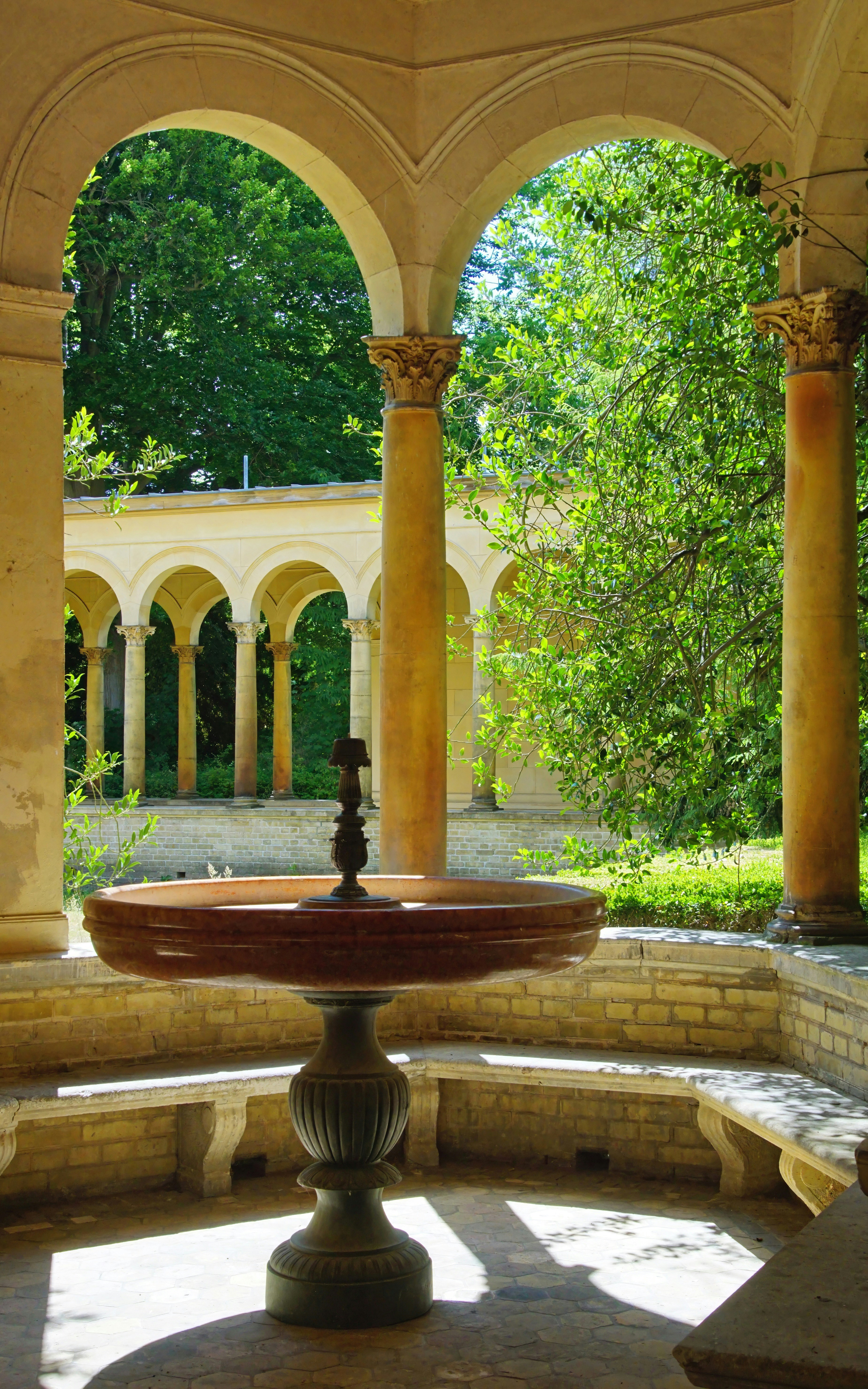 Innenhof mit Brunnen und Bogenkolonnade