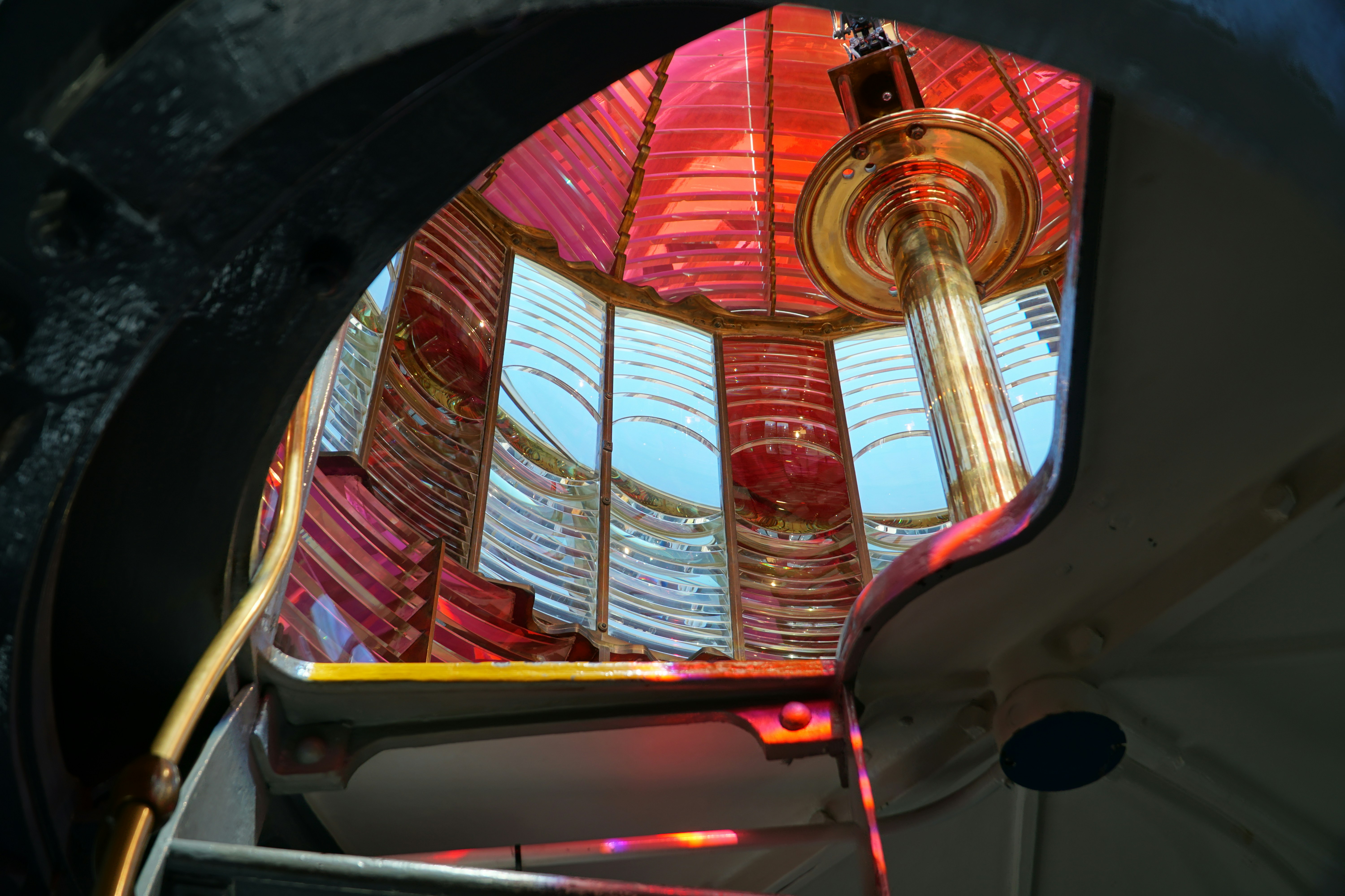 Dentro de uma sala de lanterna de farol com lente de fresnel