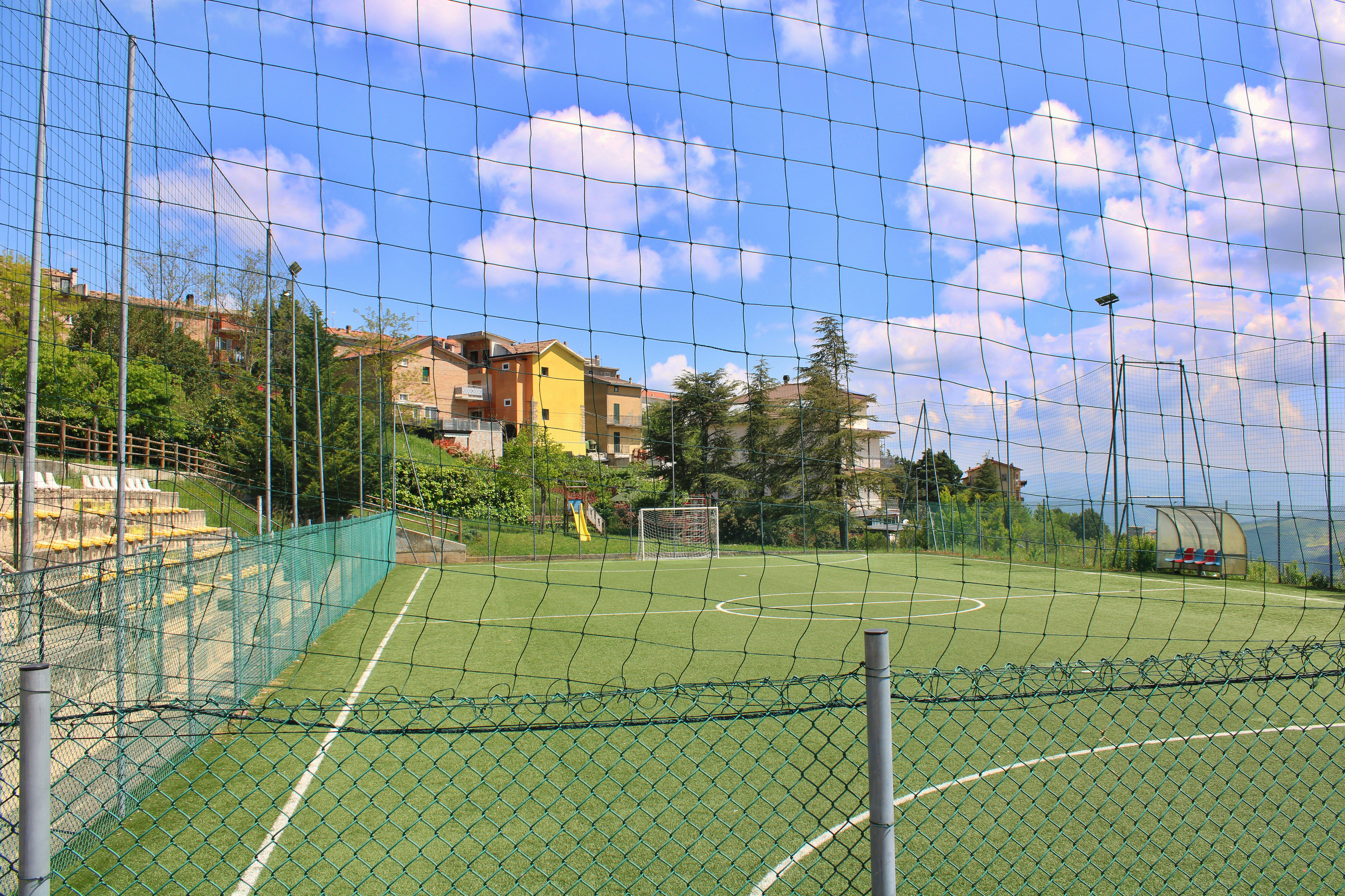 Beyond the Big Game: How Local Tournaments Use Edge‑First Micro‑Operations and Portable Tech to Grow Fans in 2026