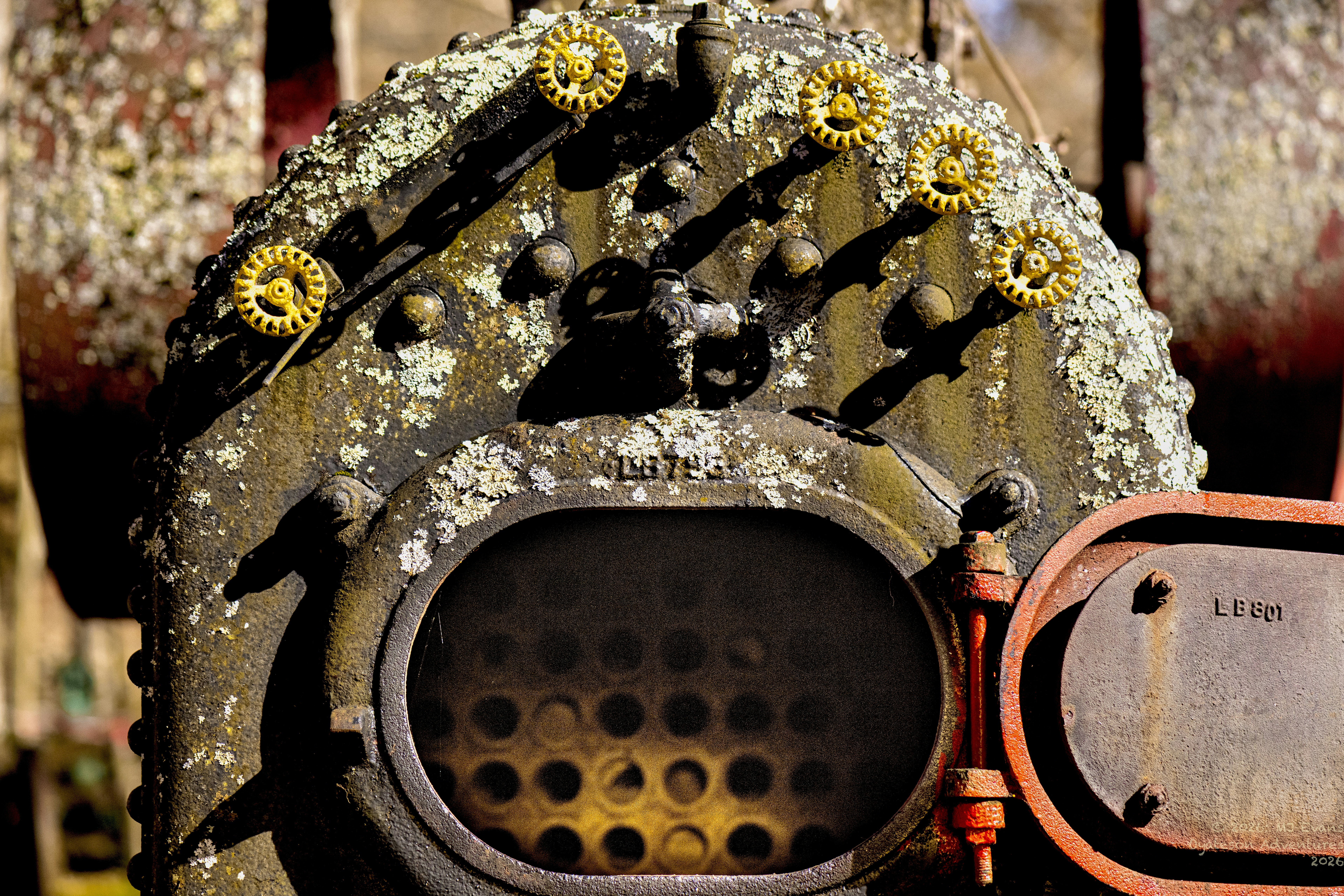 装飾的な真鍮の装飾が施された古びた錆びたボイラー