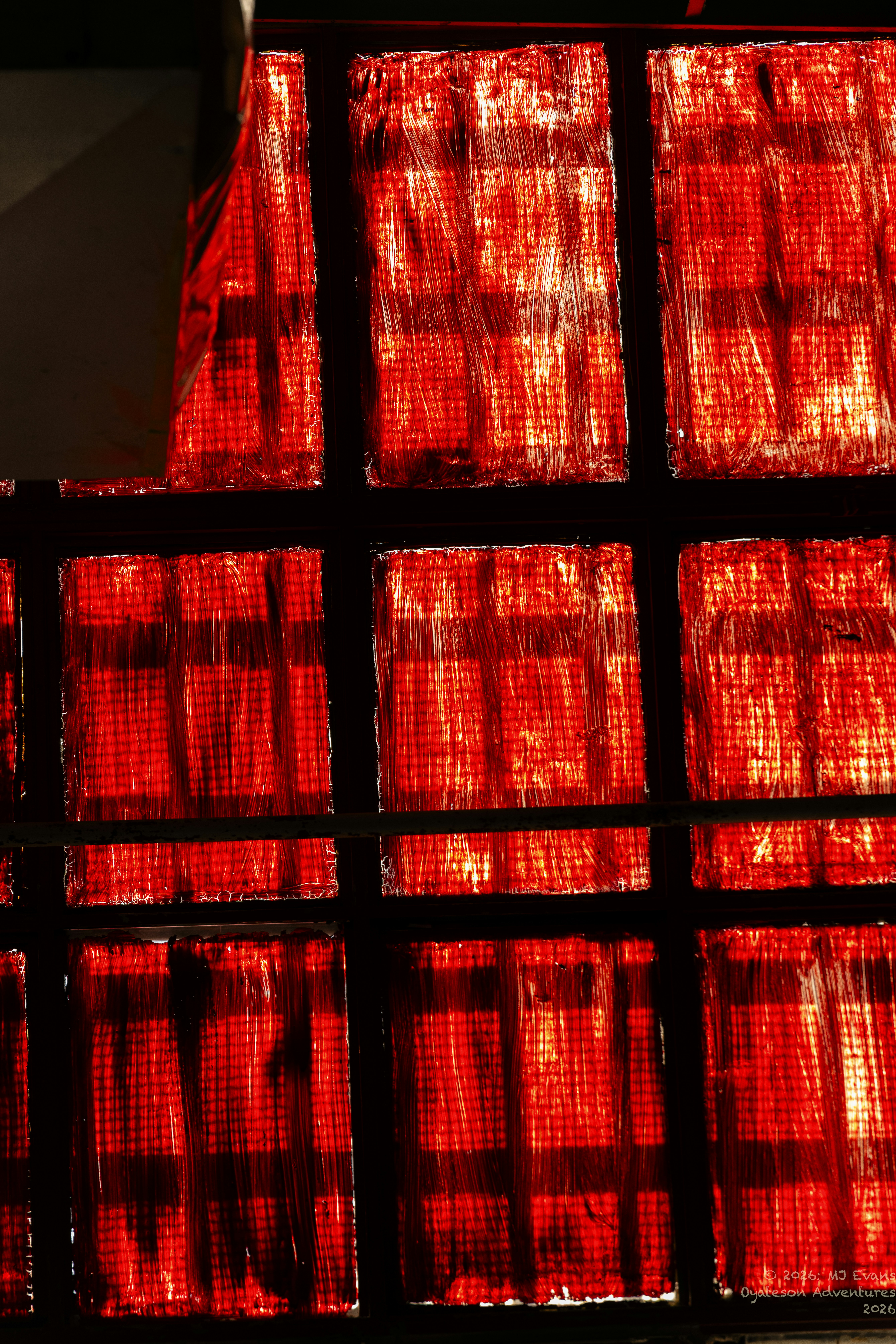 グリッドパターンの赤いテクスチャーガラスパネル