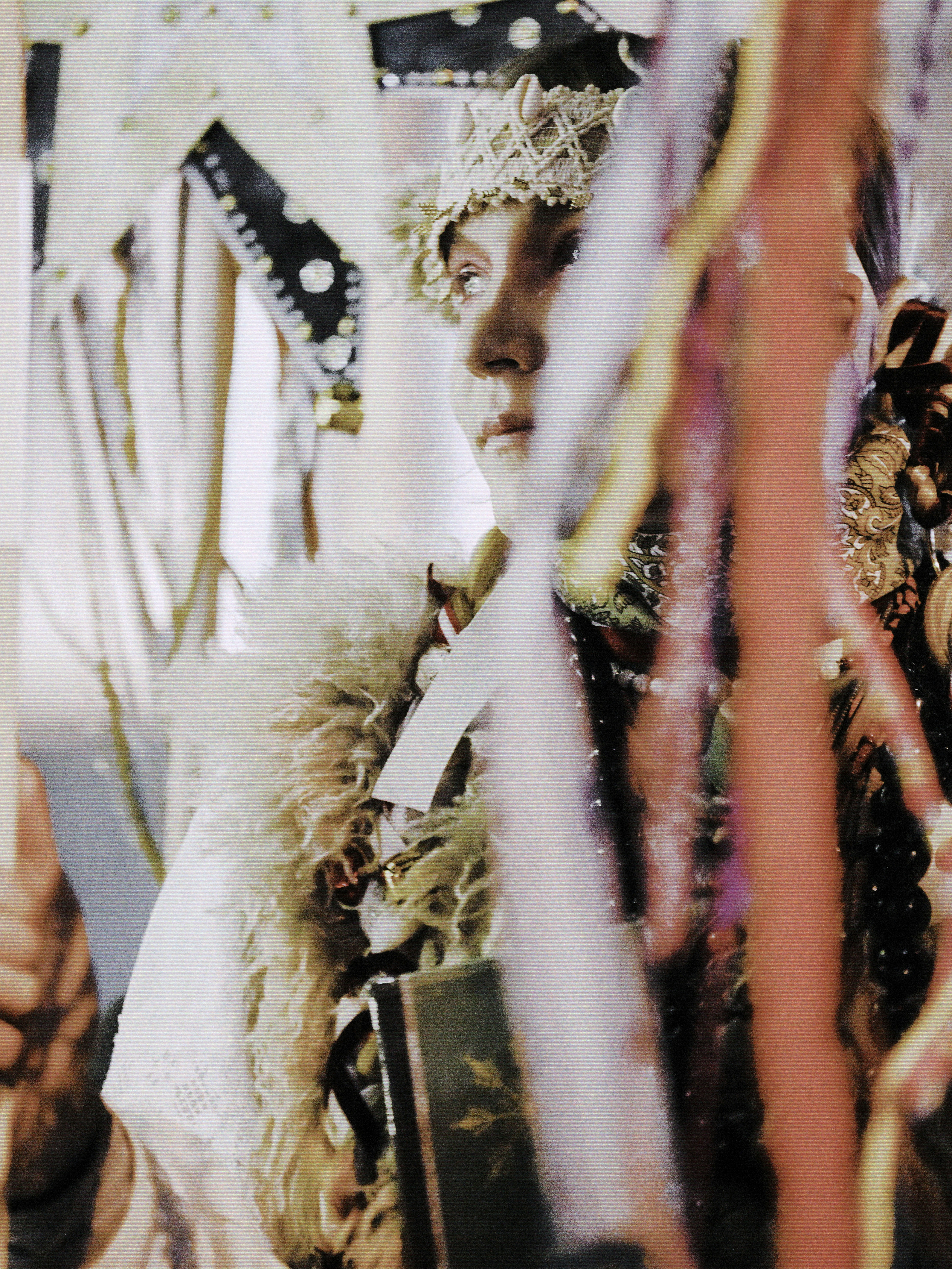 カラフルなリボンをつけた華やかな衣装を着た人物