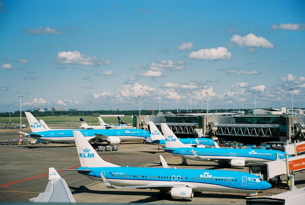Avion sur le tarmac et ambiance aéroport premium (13)