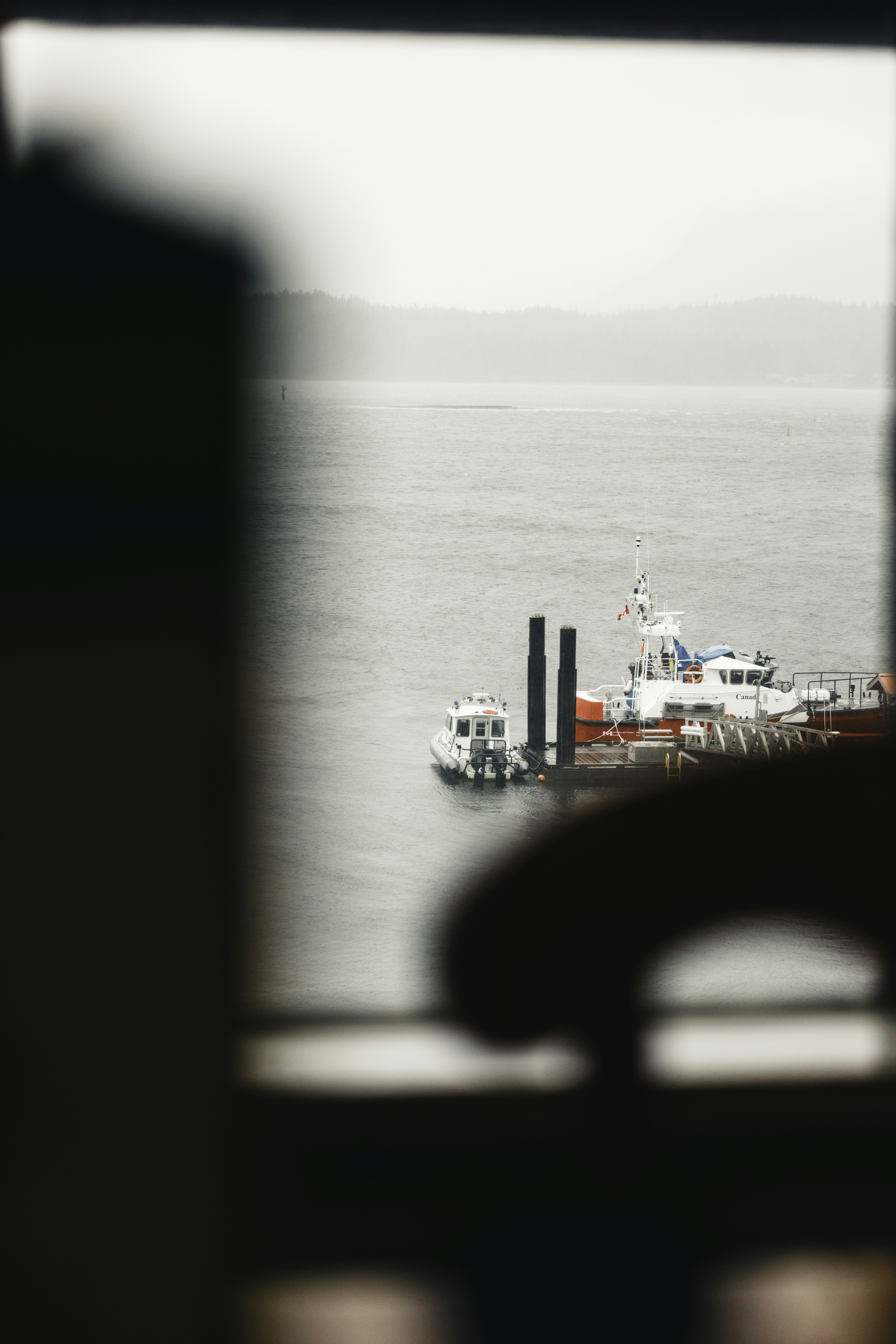 Boote legten an einem ruhigen Gewässer an.