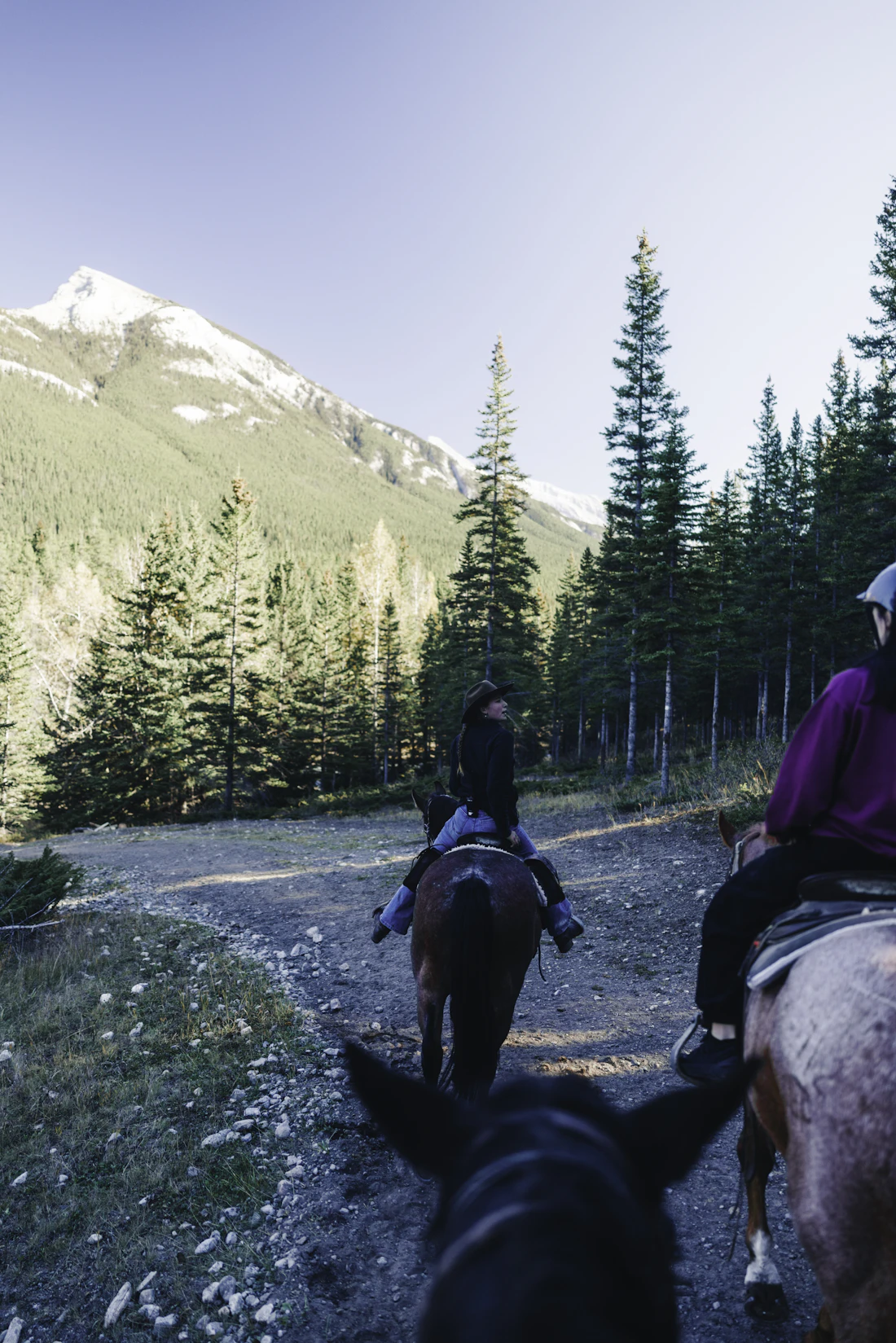 Personas a caballo en un sendero de montaña