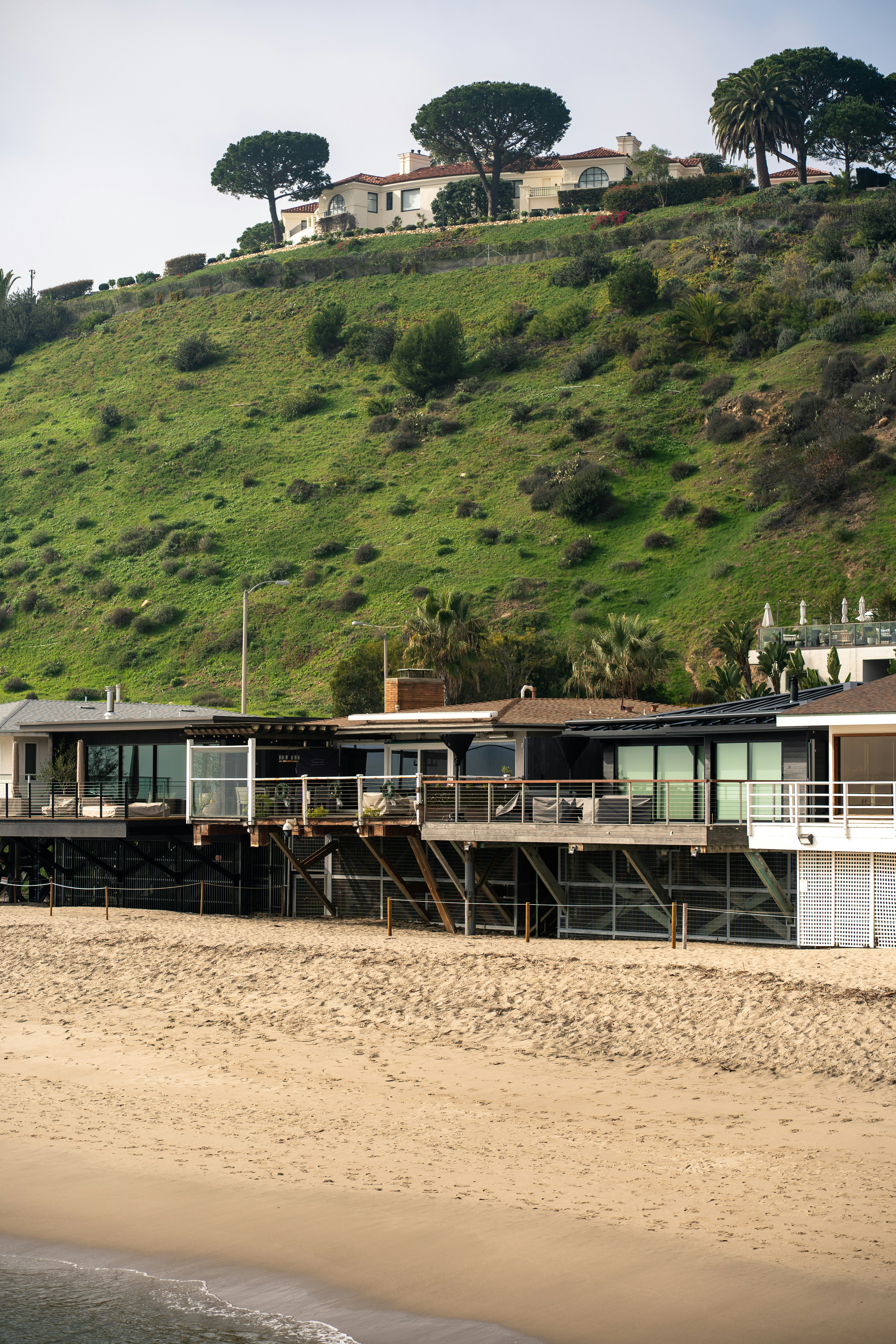 Best High-End Kitchen Designs for Oceanfront Properties