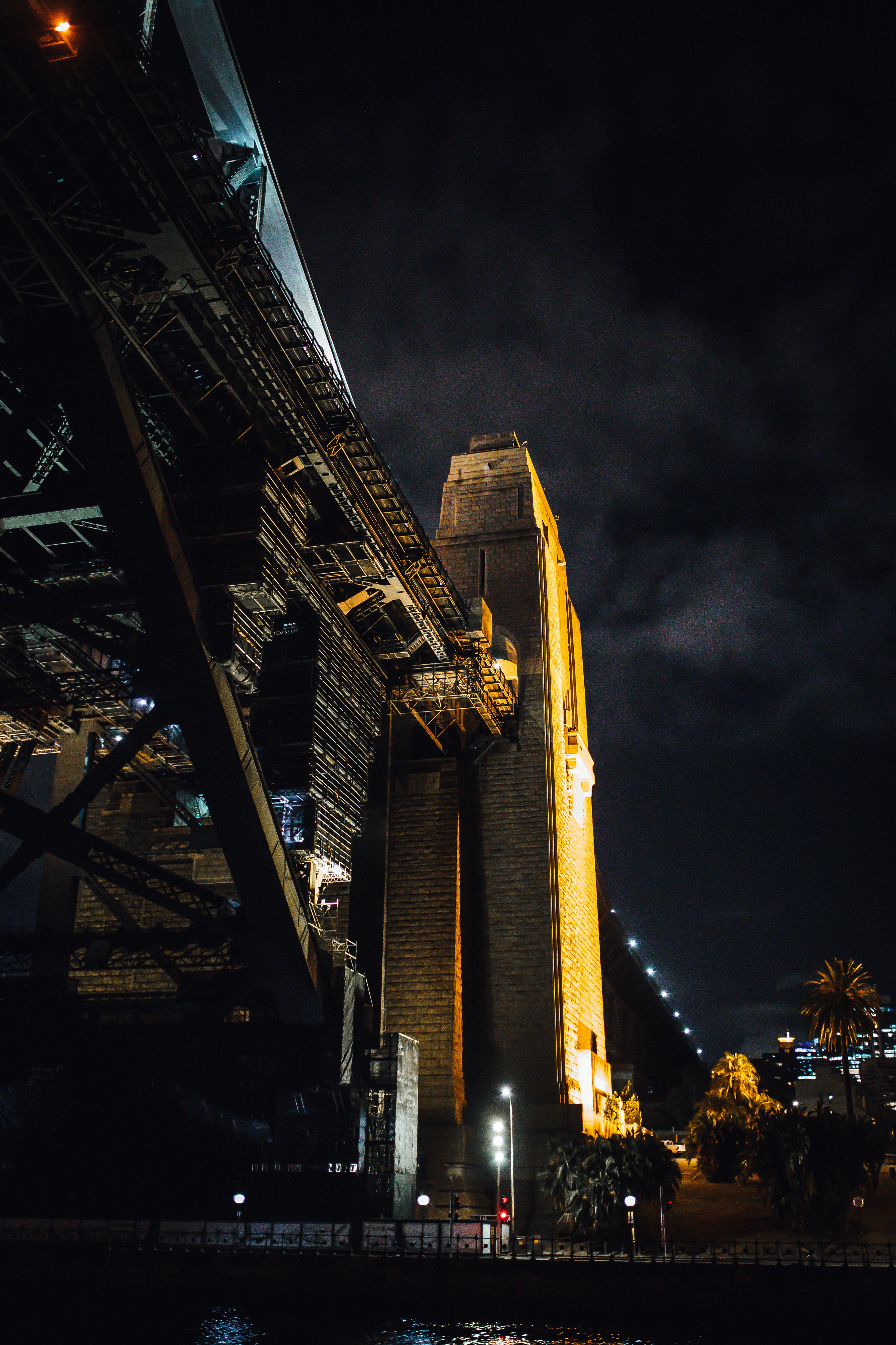 Estructura de puente iluminada por la noche con cielo oscuro.