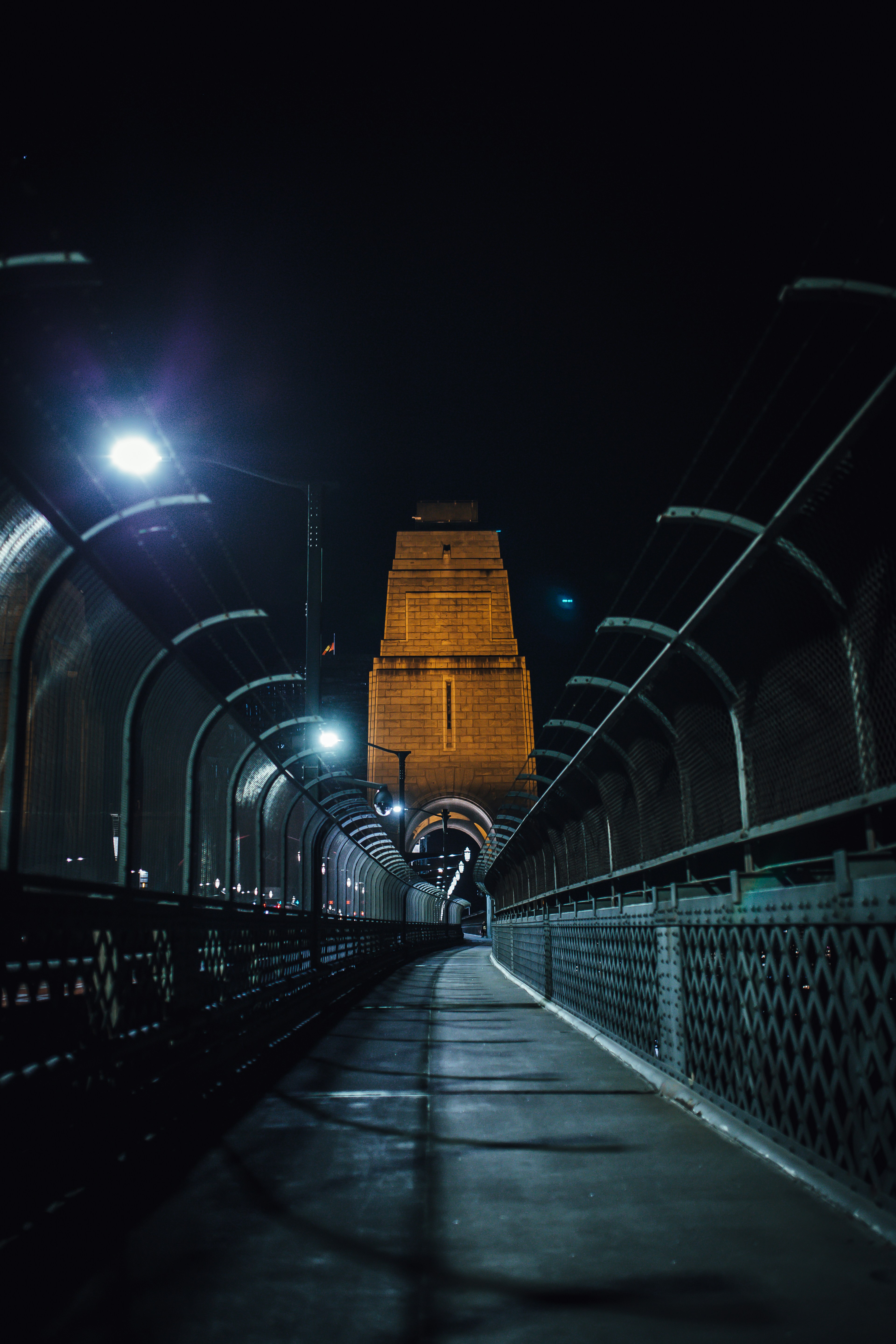 Un camino iluminado en un puente por la noche