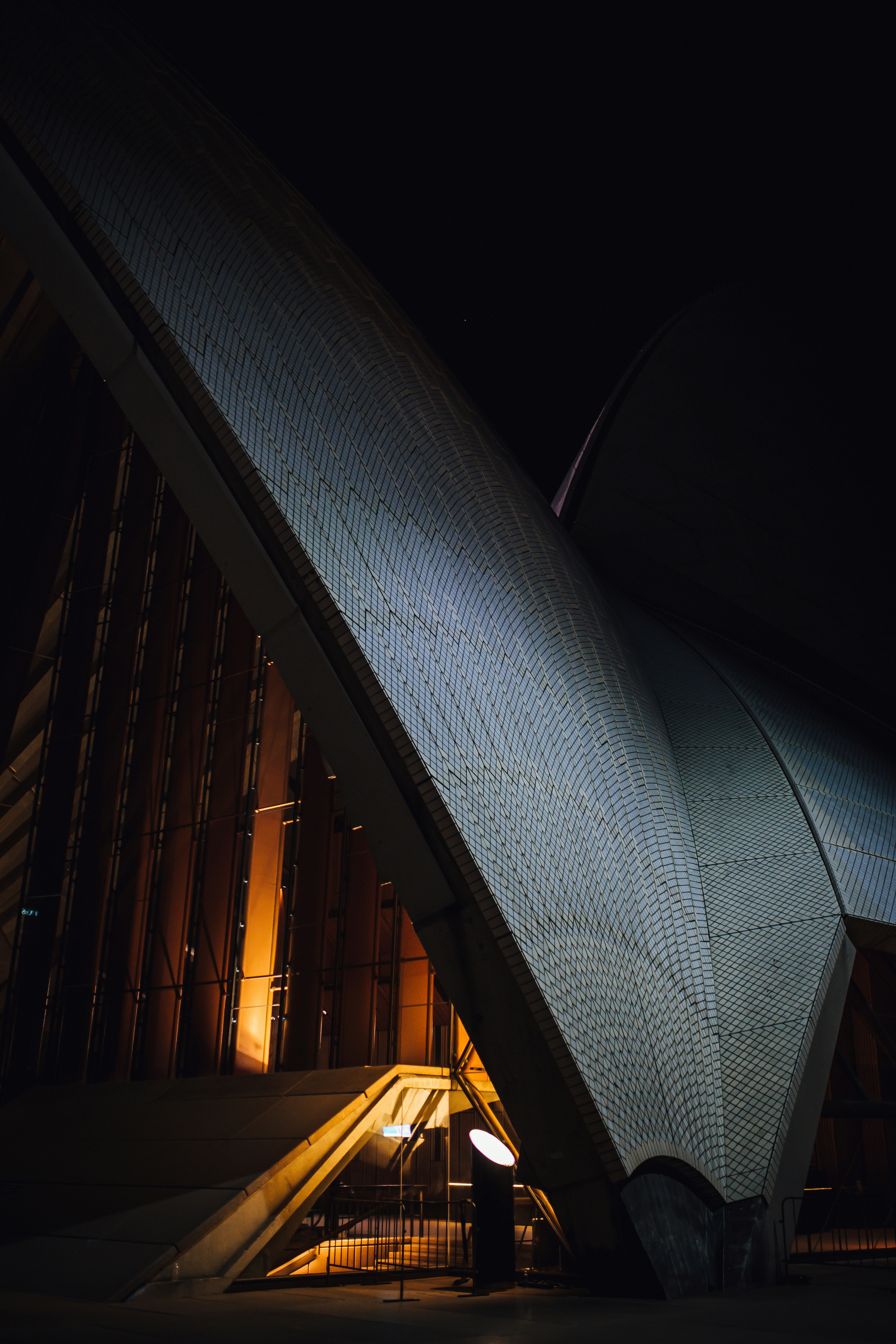 Estructura arquitectónica moderna iluminada por la noche