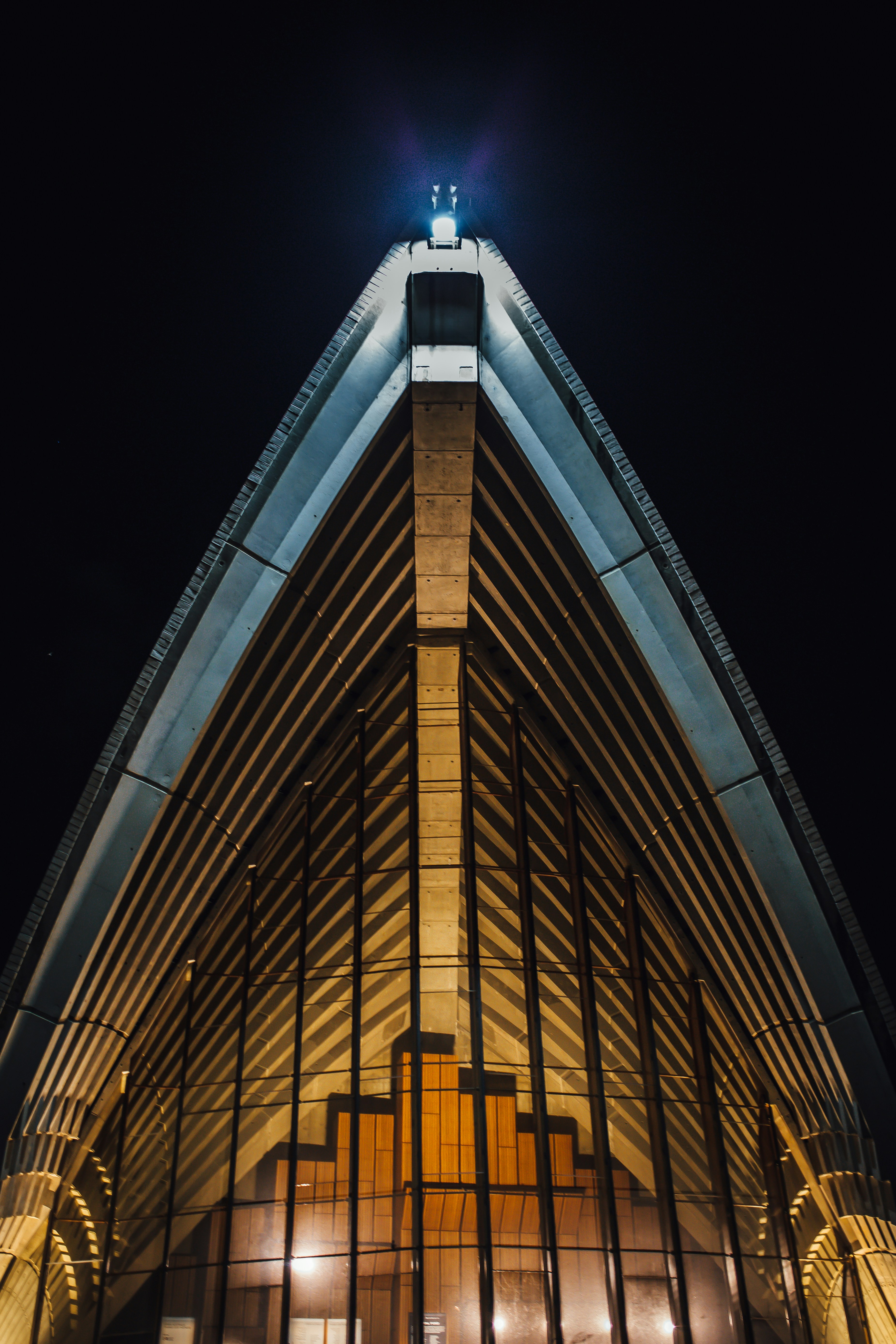 Ópera de Sídney por la noche con las luces encendidas